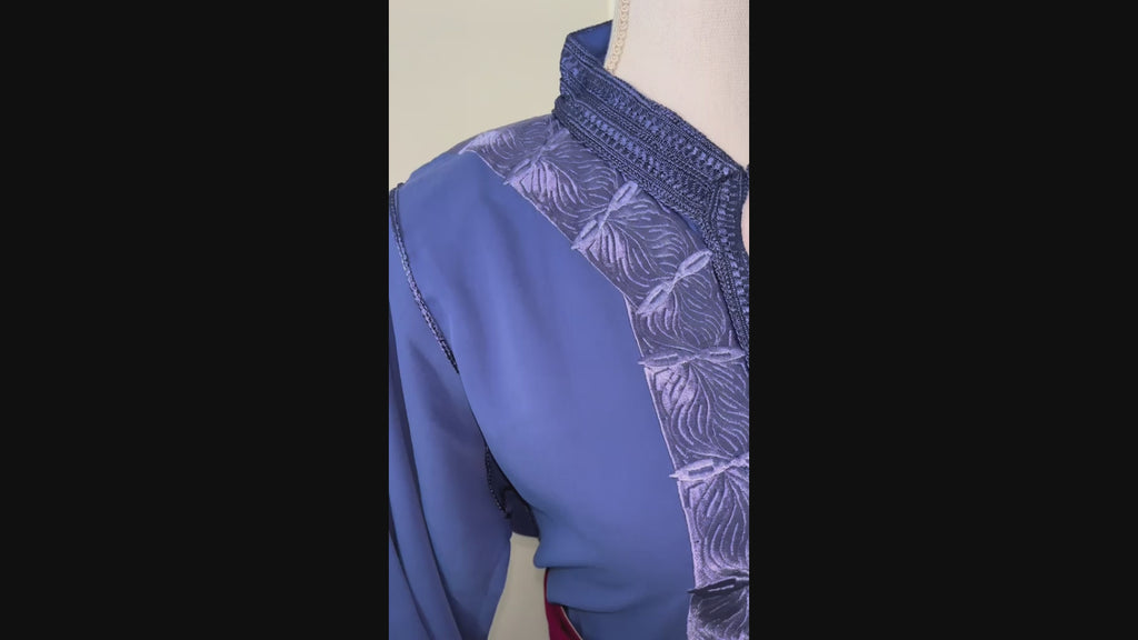 Caftan Bleu Indigo à Plastron Jacquard & Ceinture Fuchsia