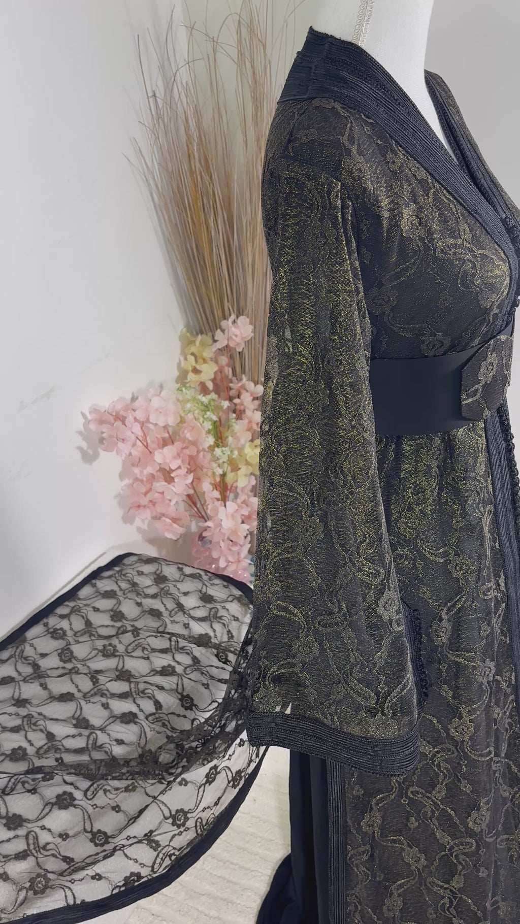 Takchita en Dentelle Noire & Dorée – Luxe Oriental | Zeynaya Prestige