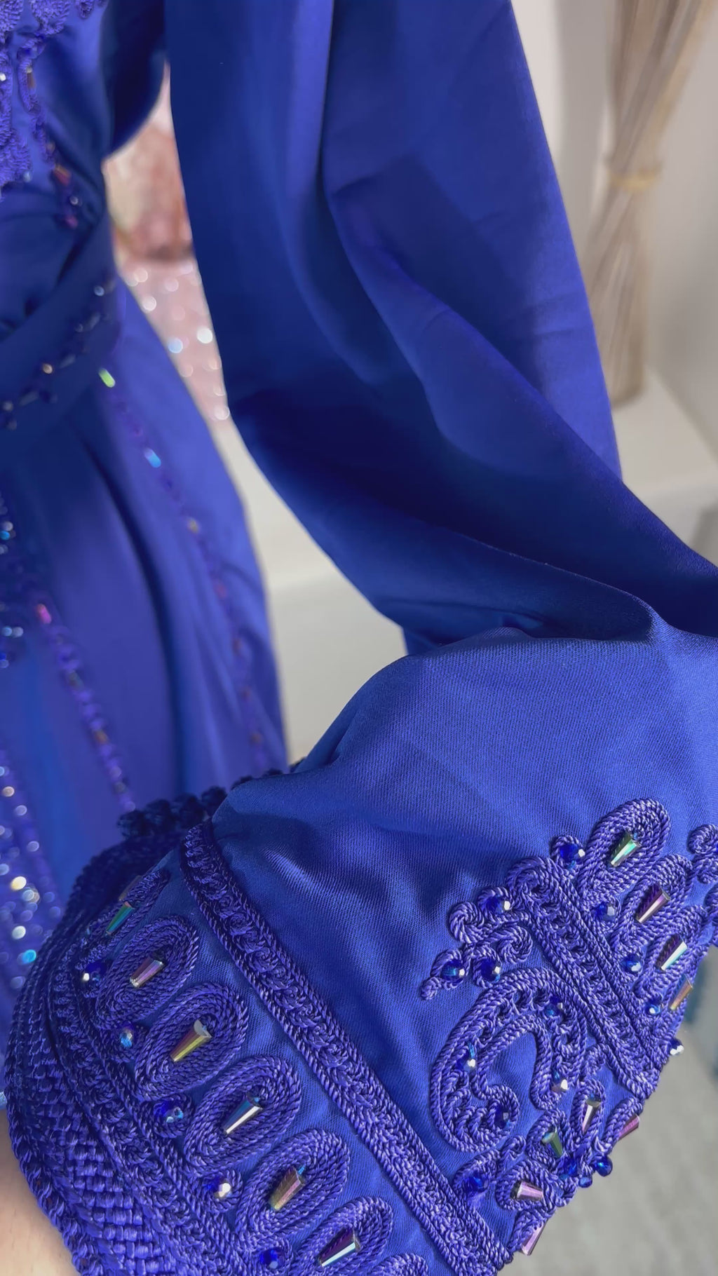Caftan Royal Bleu Majesté — Broderies et Perles Artisanales