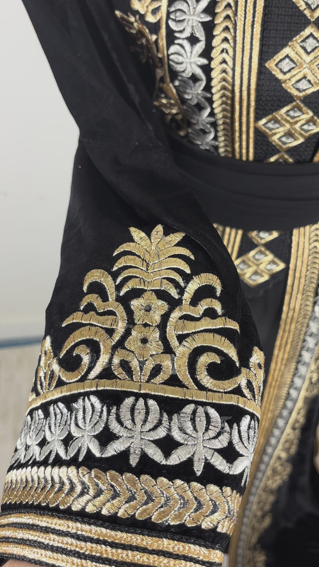 Takchita royal “Malika” – Velours noir, broderies or & argent