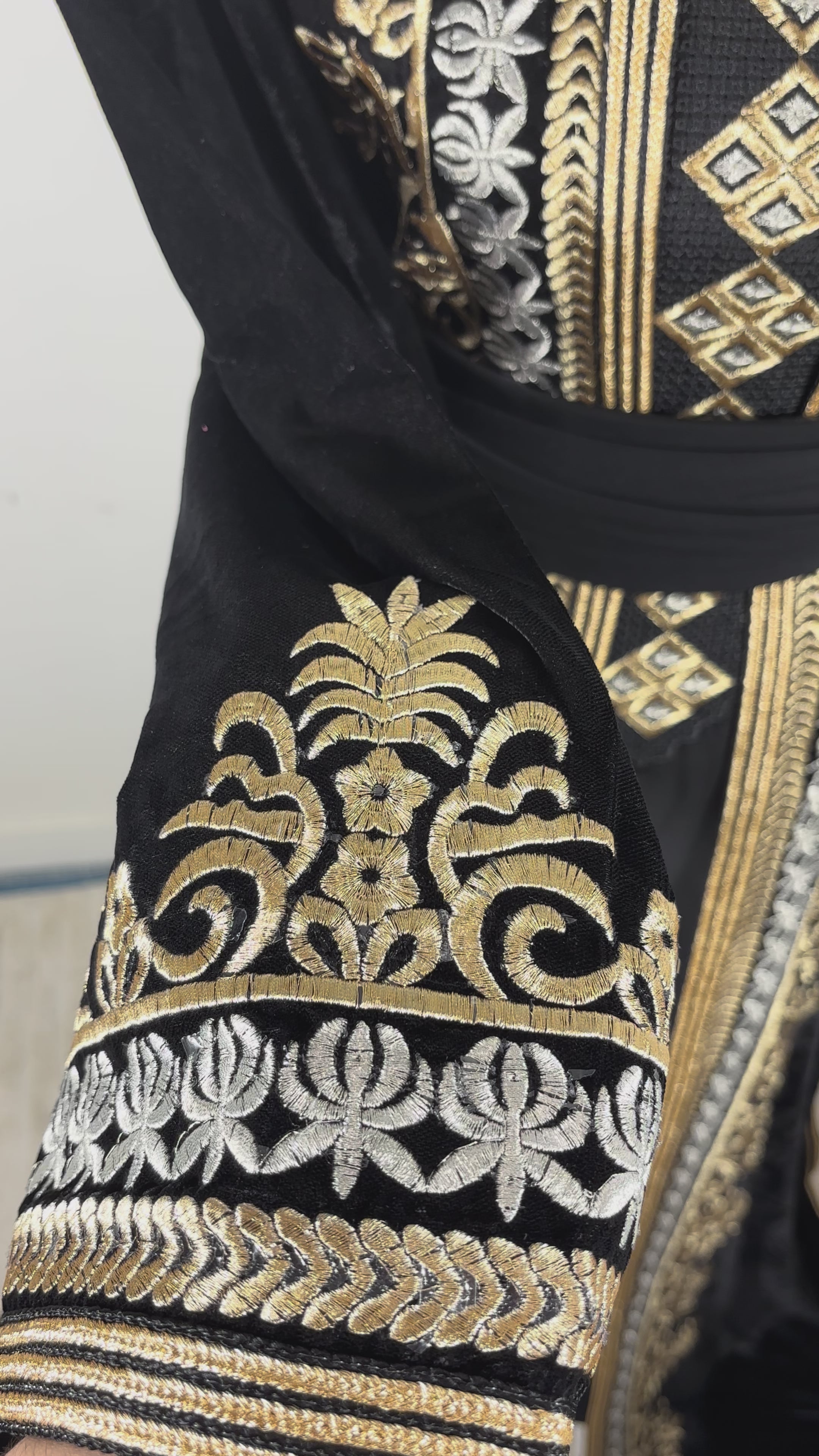 Takchita royal “Malika” – Velours noir, broderies or & argent