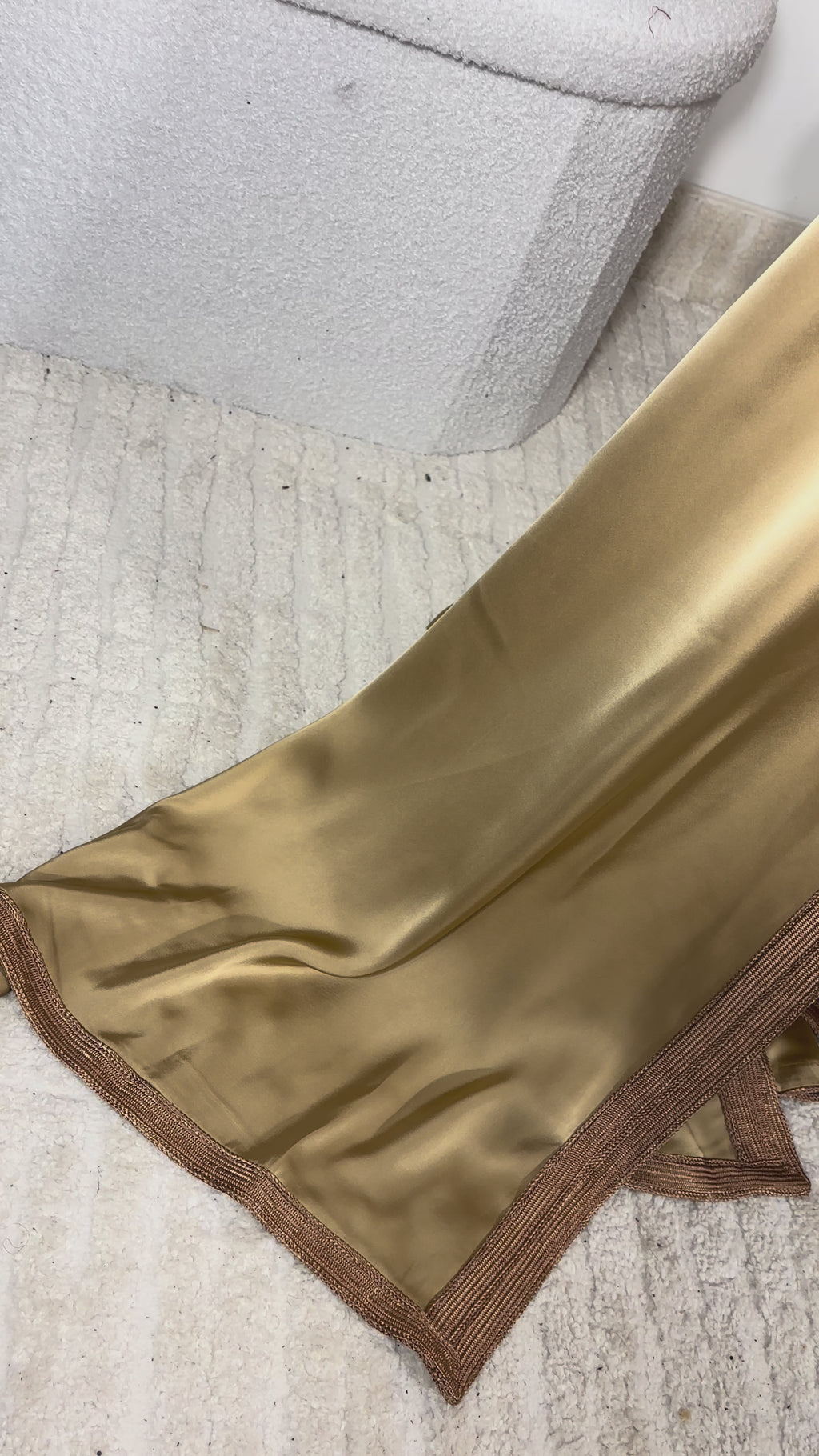 Takchita “Noura” – Or impérial, broderies ton sur ton