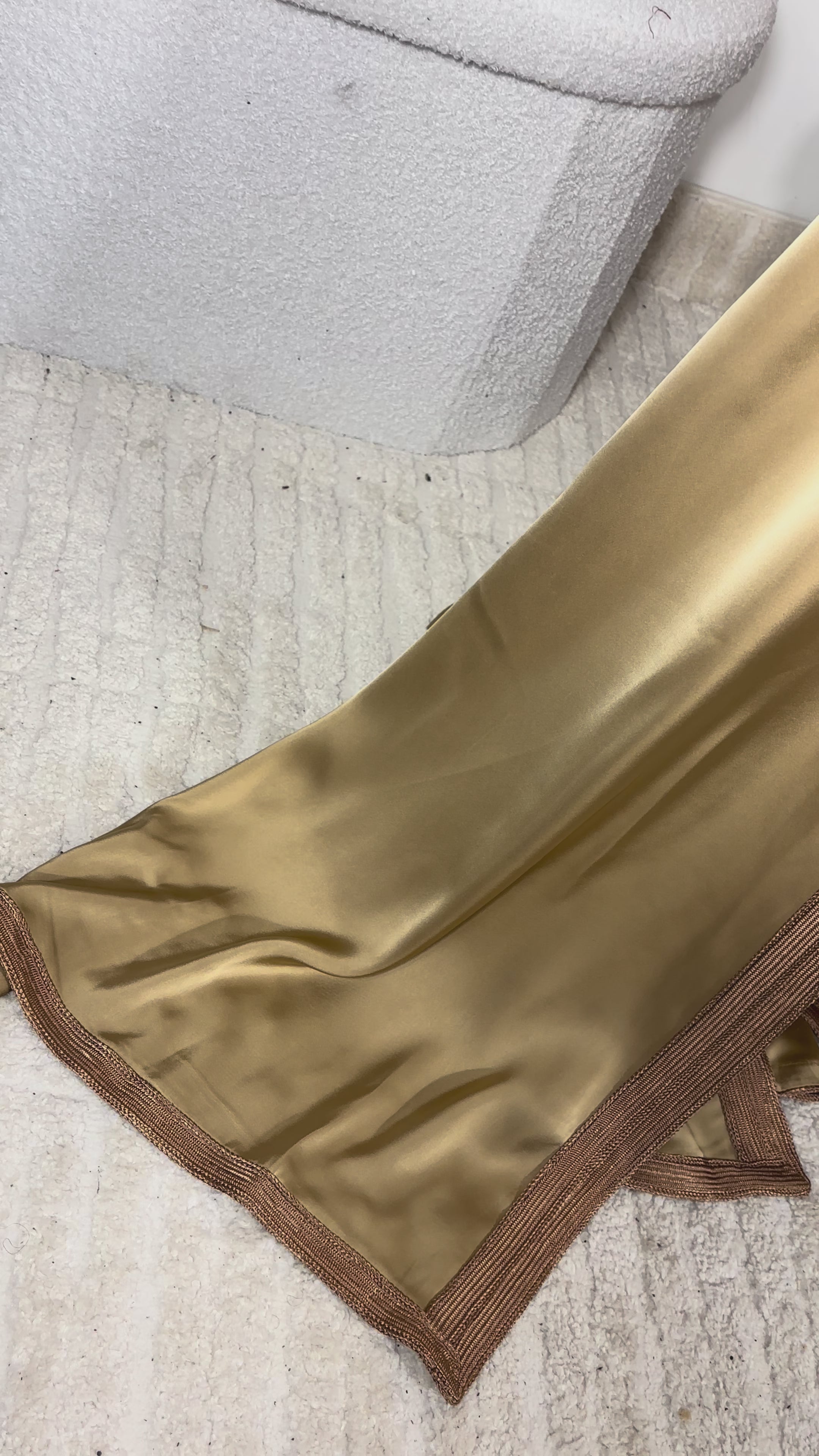 Takchita “Noura” – Or impérial, broderies ton sur ton