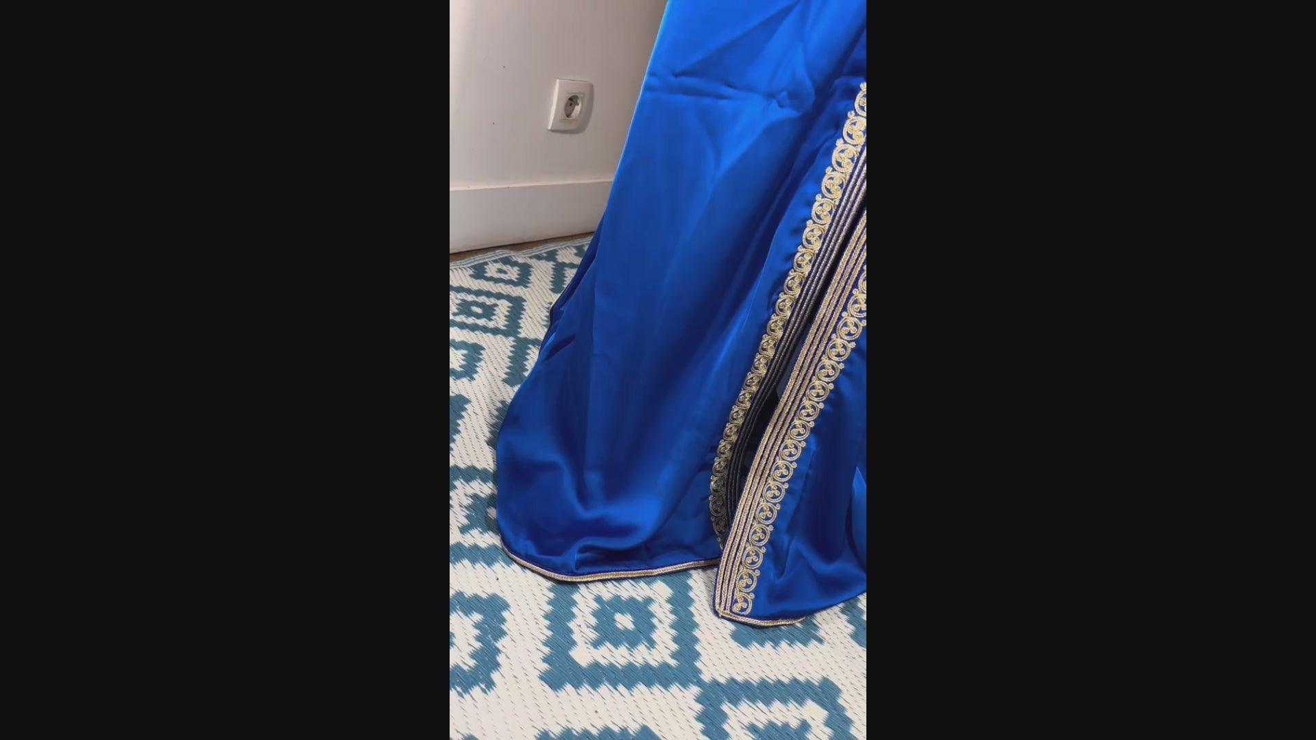 Kimono Oriental – Bleu Roi & Broderies Or – Ceinture assortie