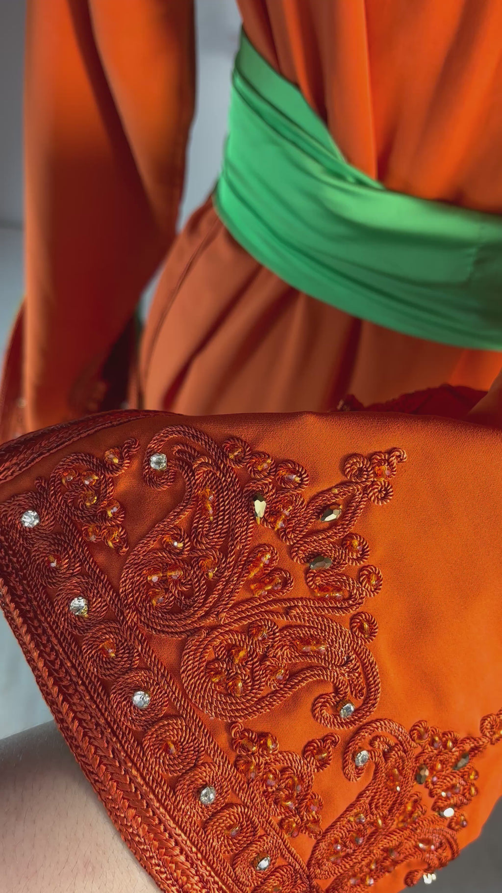Caftan Safran Élégance — Ceinture Verte Satinée