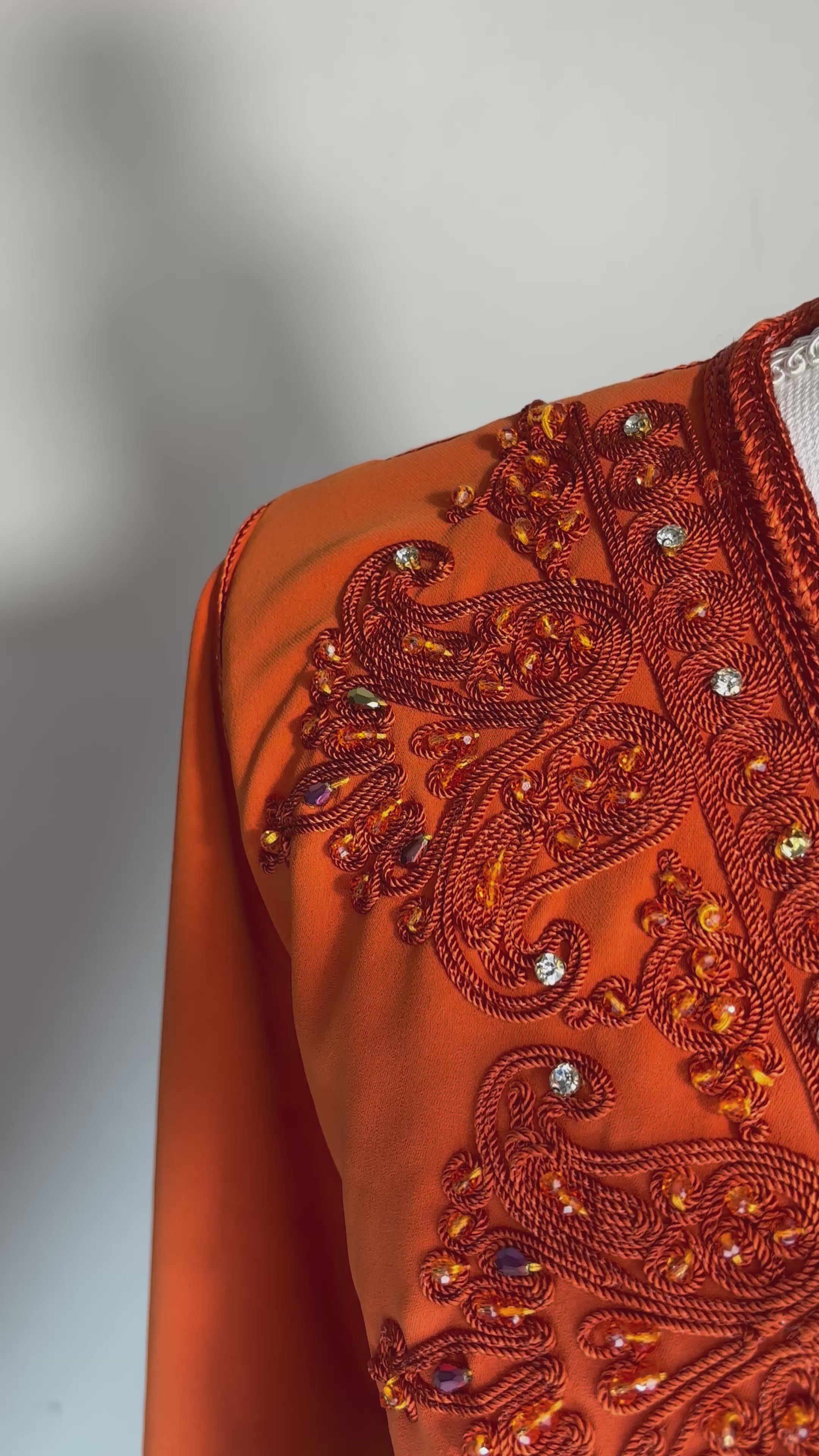 Caftan Safran Élégance — Ceinture Verte Satinée