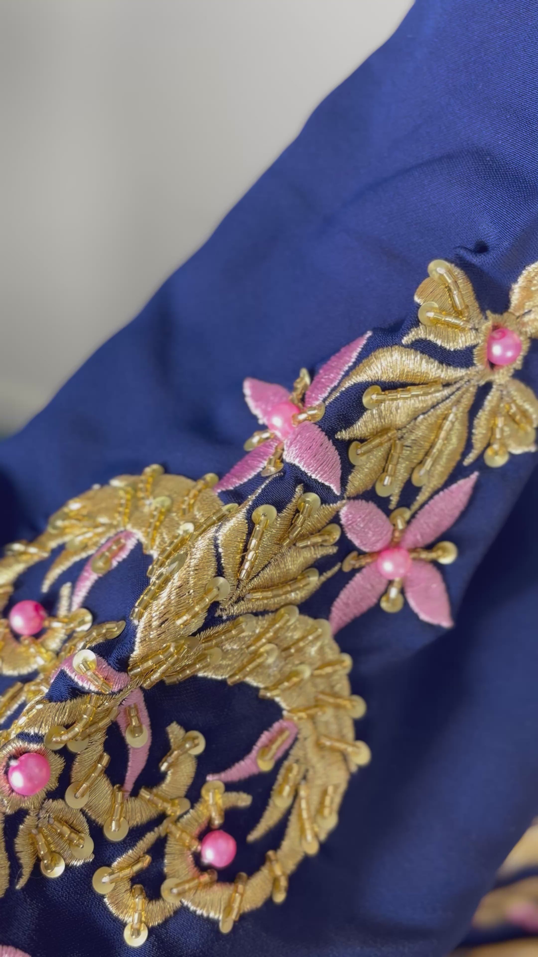 Caftan royal "Soraya" - Bleu Nuit Brodé à la main - Finitions Roses