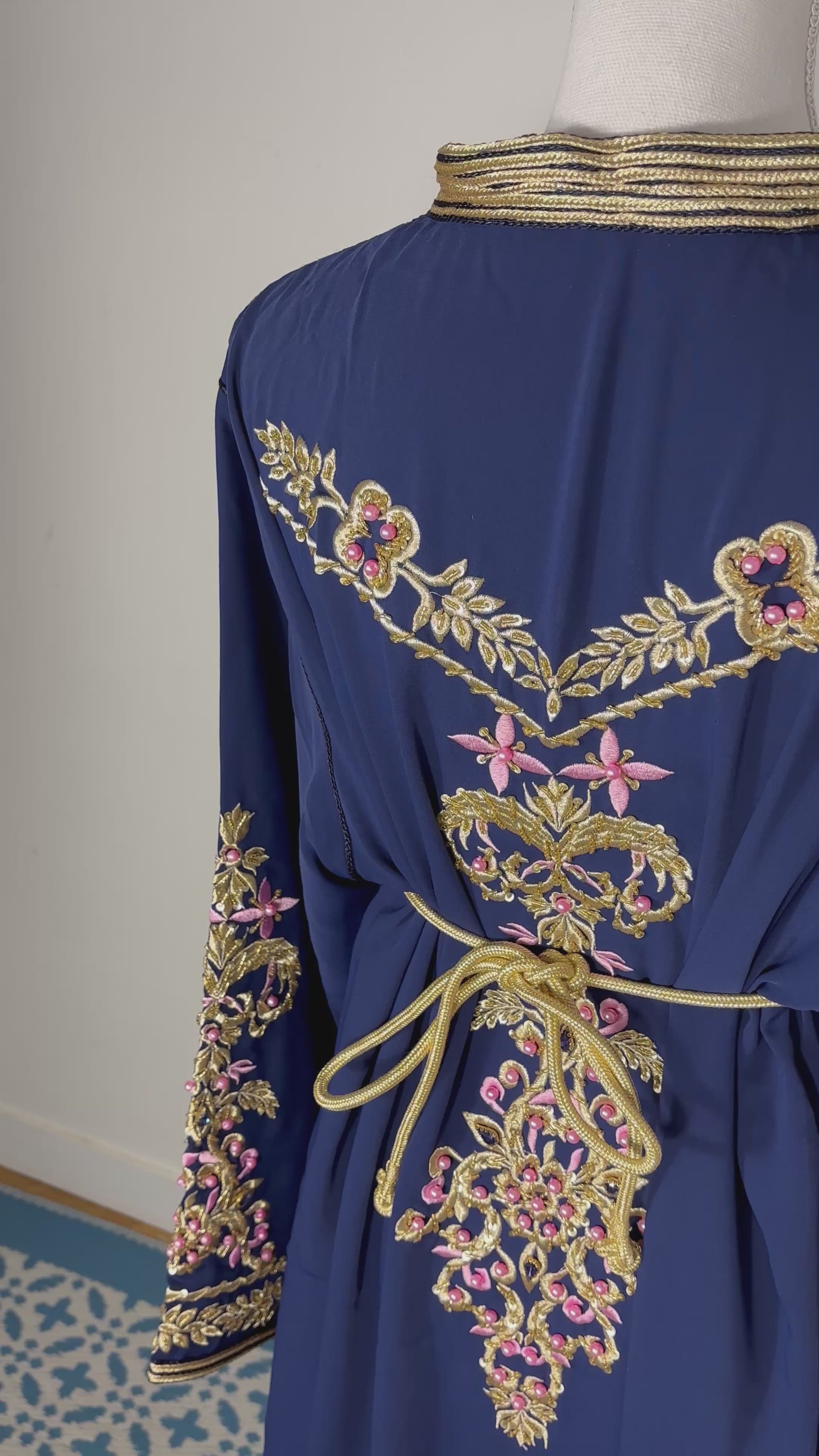 Caftan royal "Soraya" - Bleu Nuit Brodé à la main - Finitions Roses