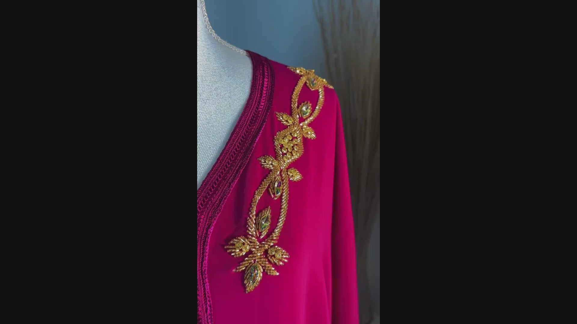 Gandoura fuchsia brodée – Appliqués cristal & galons