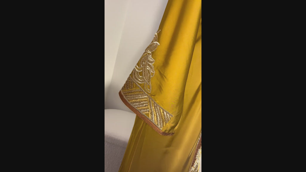 Caftan “Dalia” – Safran doré & or, panneau brodé chevrons