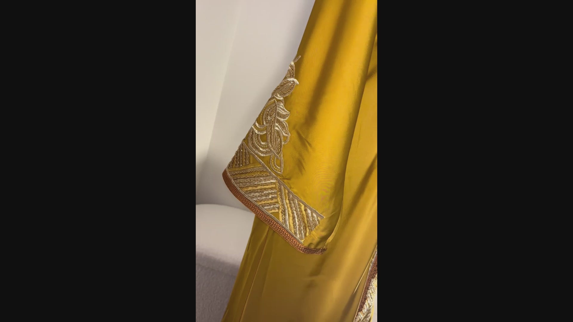 Caftan “Dalia” – Safran doré & or, panneau brodé chevrons