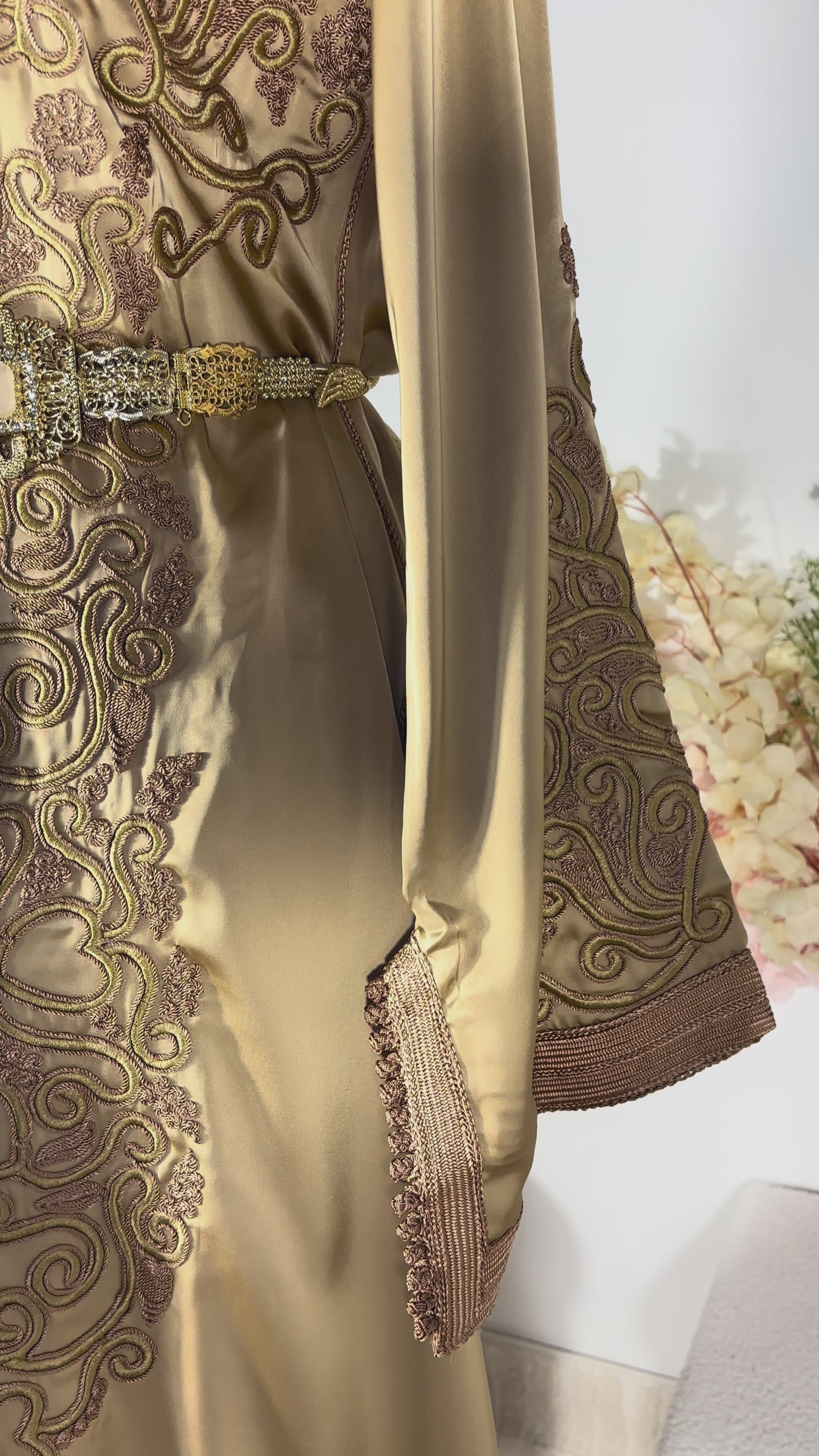 Takchita “Noura” – Or impérial, broderies ton sur ton