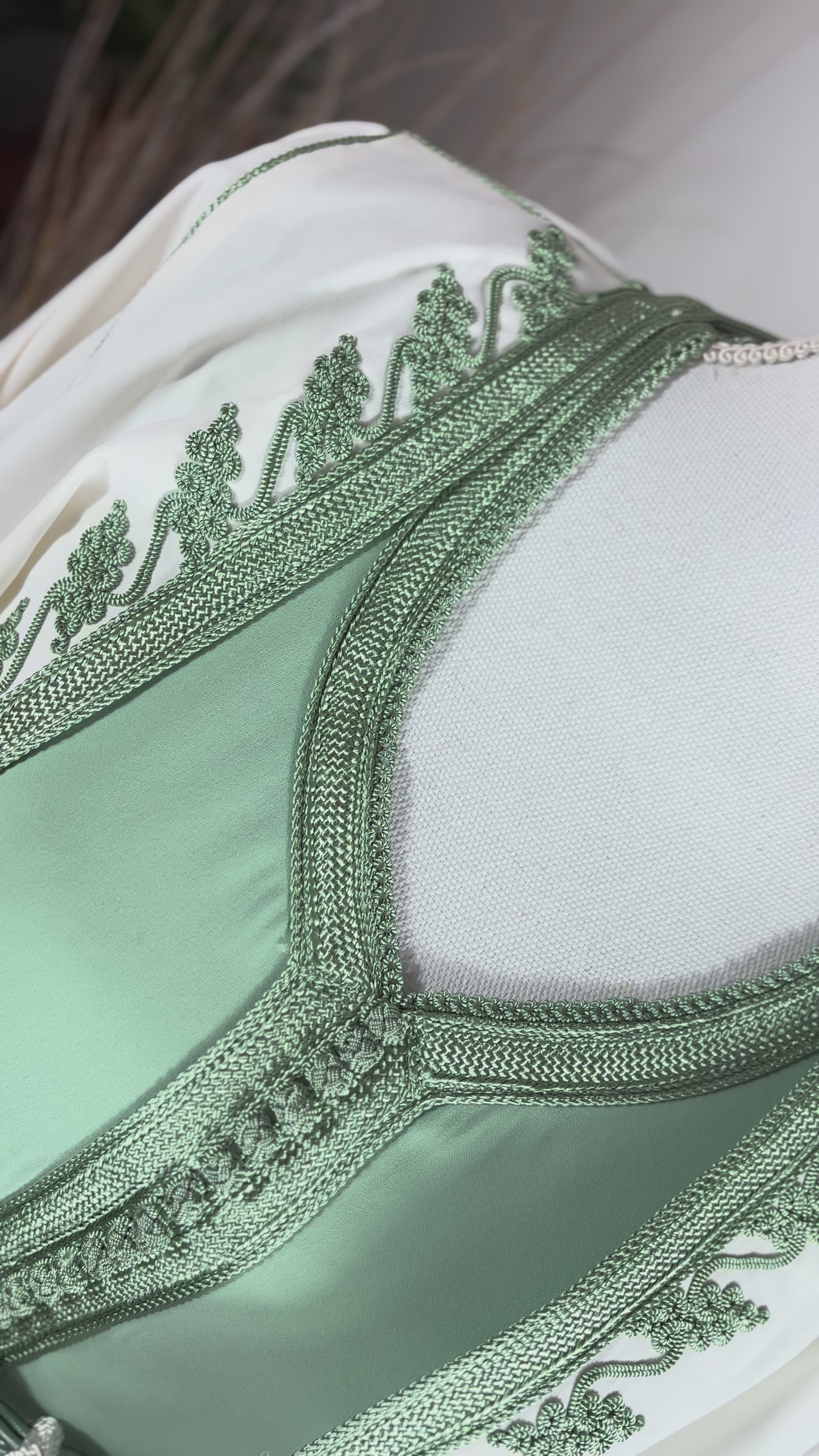 KIMONO “Maysa” – Sauge & ivoire, sfifa artisanale, ceinture corde