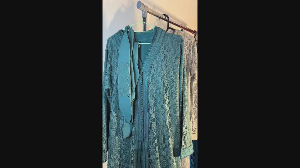 Takchita dentelle safran « Safran Impérial » — Galons cuivrés & ceinture ivoire