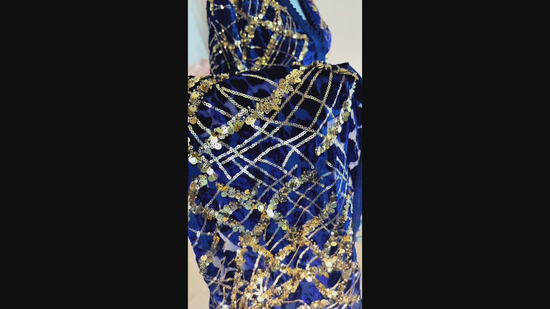 Takchita bleu nuit à sequins or – Ceinture drapée – Zeynaya Prestige