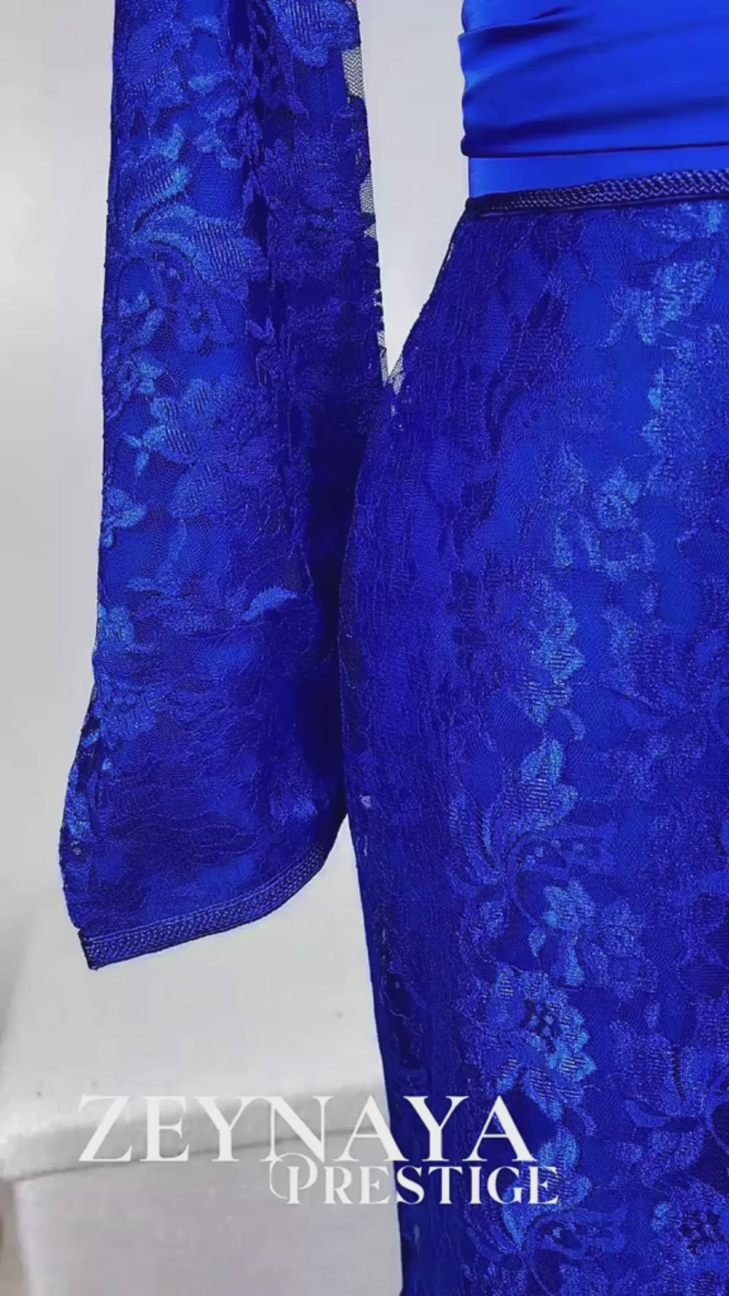Caftan dentelle bleu royal « Azrak Lumière » — Coupe Sirène