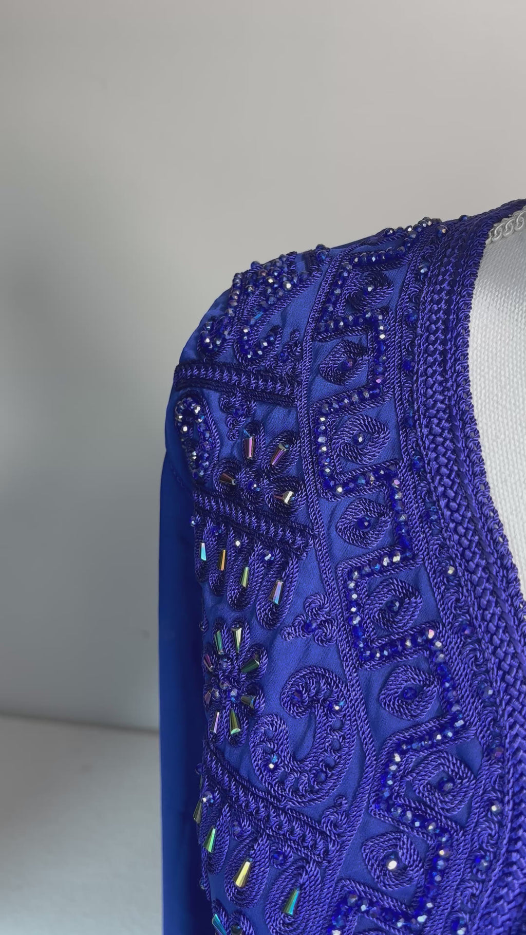 Caftan Royal Bleu Majesté — Broderies et Perles Artisanales