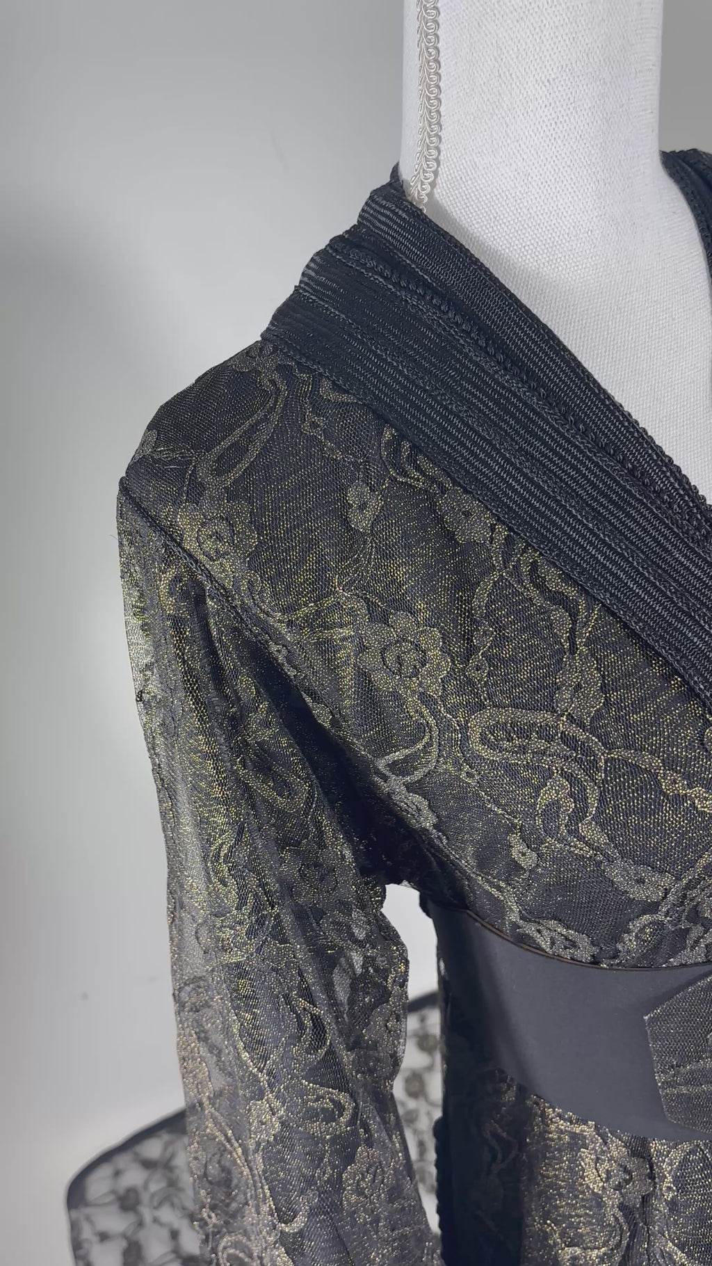 Takchita en Dentelle Noire & Dorée – Luxe Oriental | Zeynaya Prestige