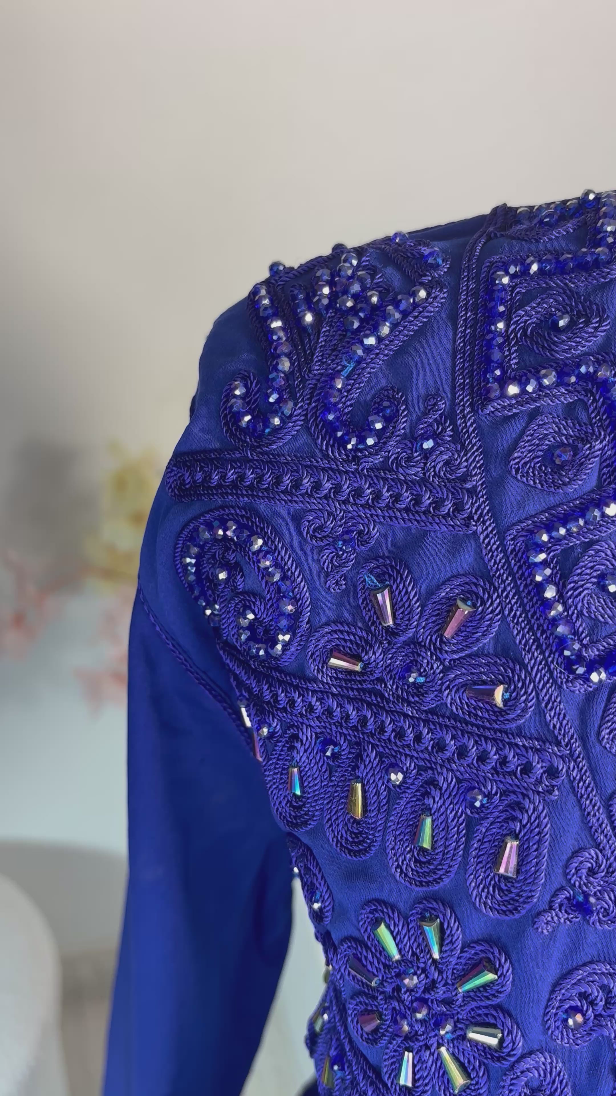 Caftan Royal Bleu Majesté — Broderies et Perles Artisanales