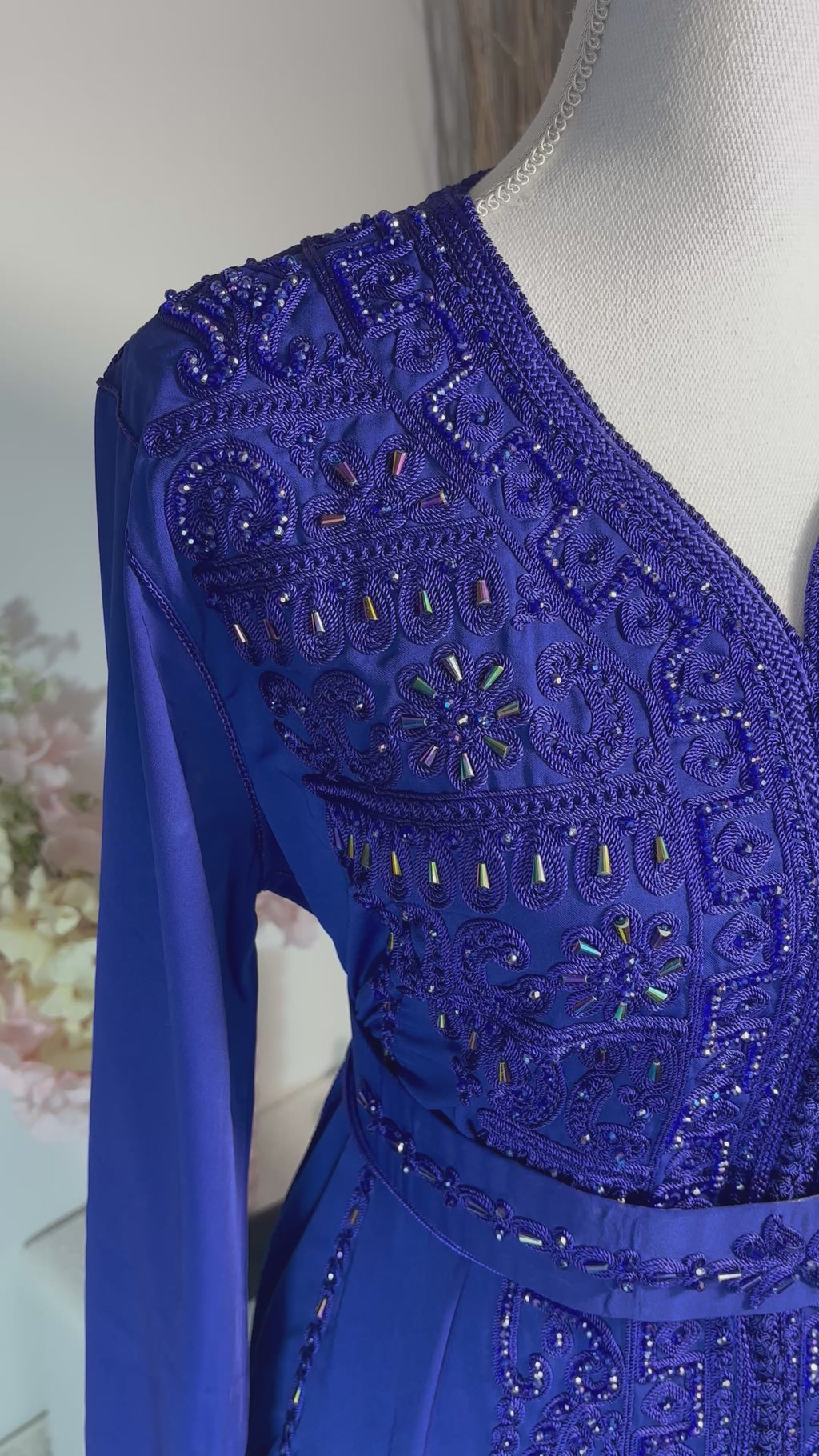 Caftan Royal Bleu Majesté — Broderies et Perles Artisanales