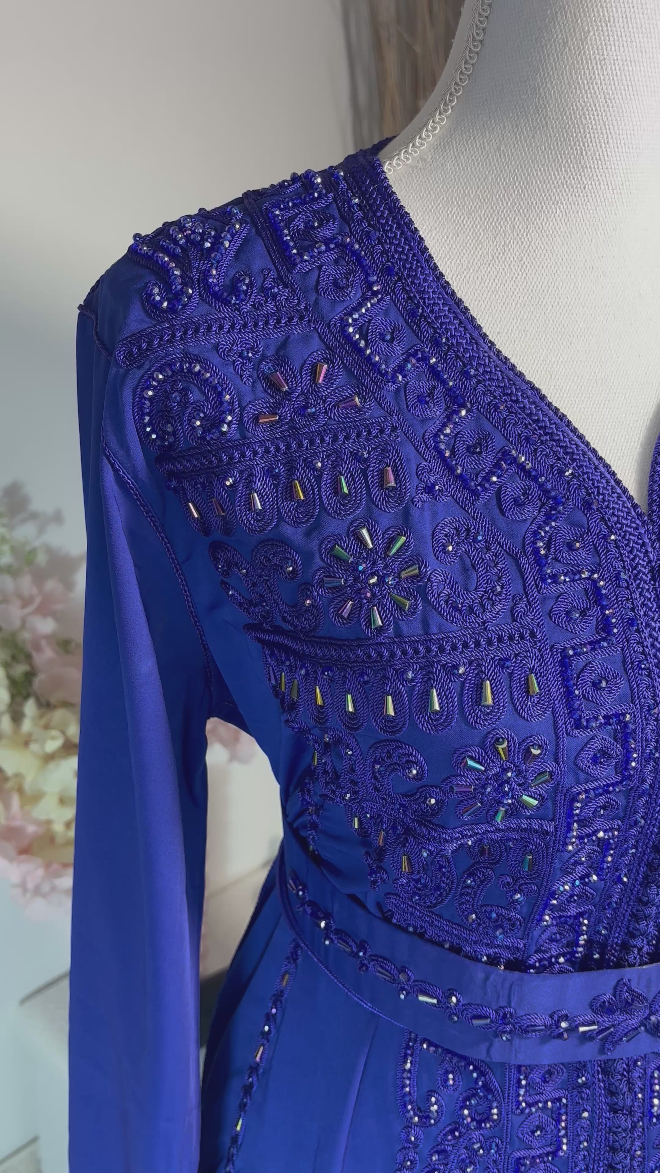 Caftan Royal Bleu Majesté — Broderies et Perles Artisanales