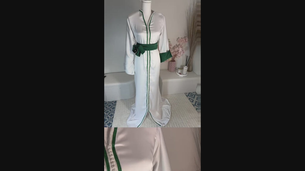 Caftan blanc satiné liseré vert