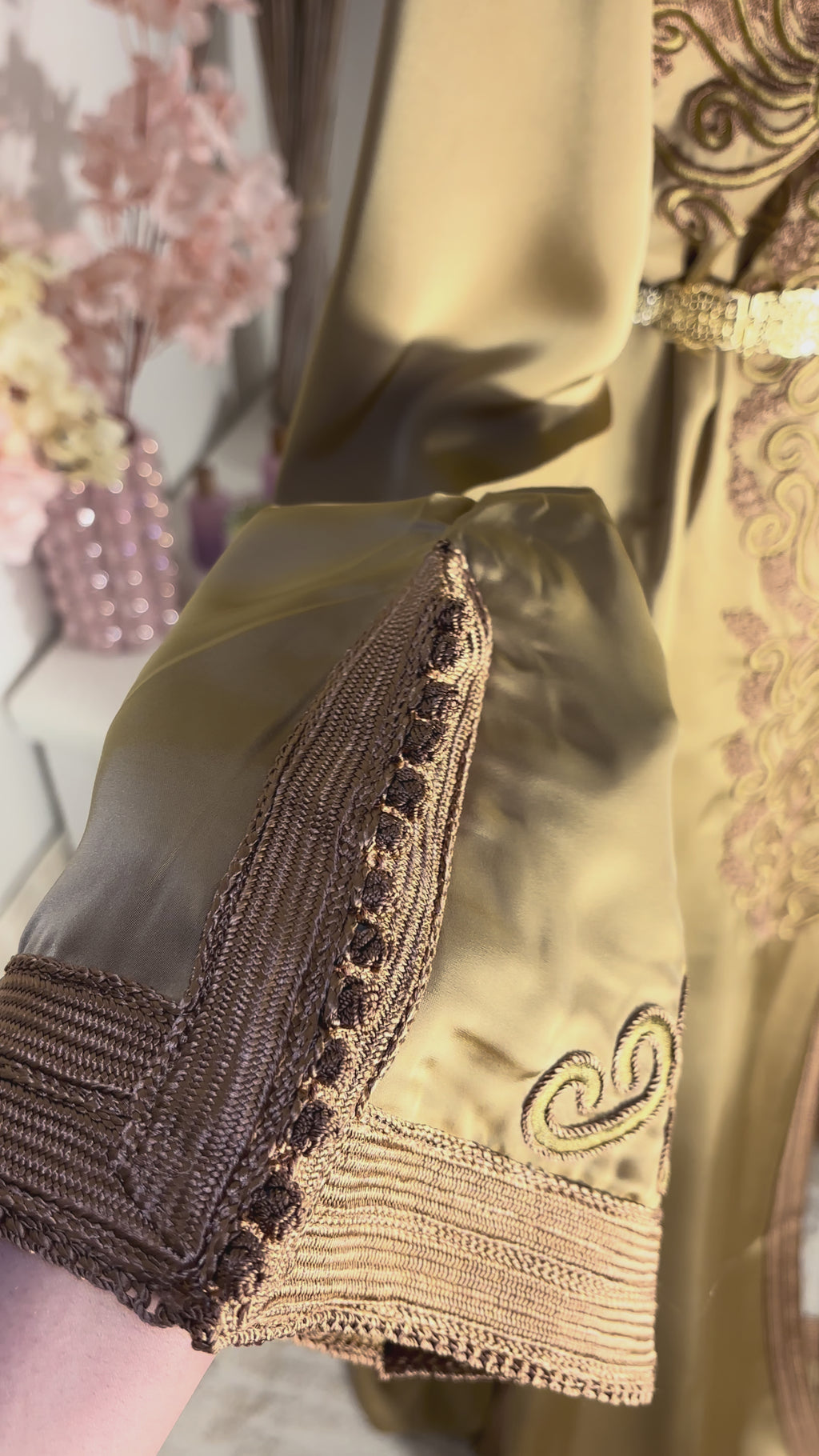 Takchita “Noura” – Or impérial, broderies ton sur ton