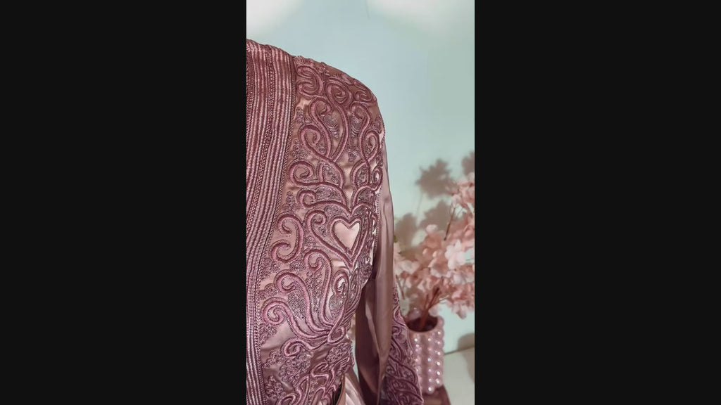 Takchita rose poudré “Noura” – broderies ton sur ton & sfifa artisanale