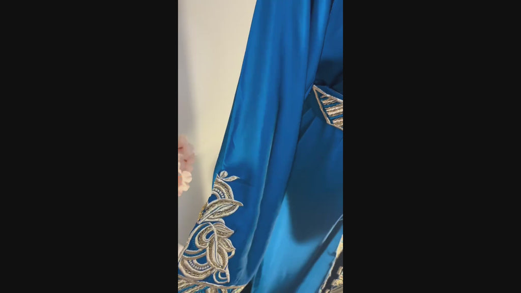 Caftan “Dalia” – Bleu paon & or, panneau brodé chevrons