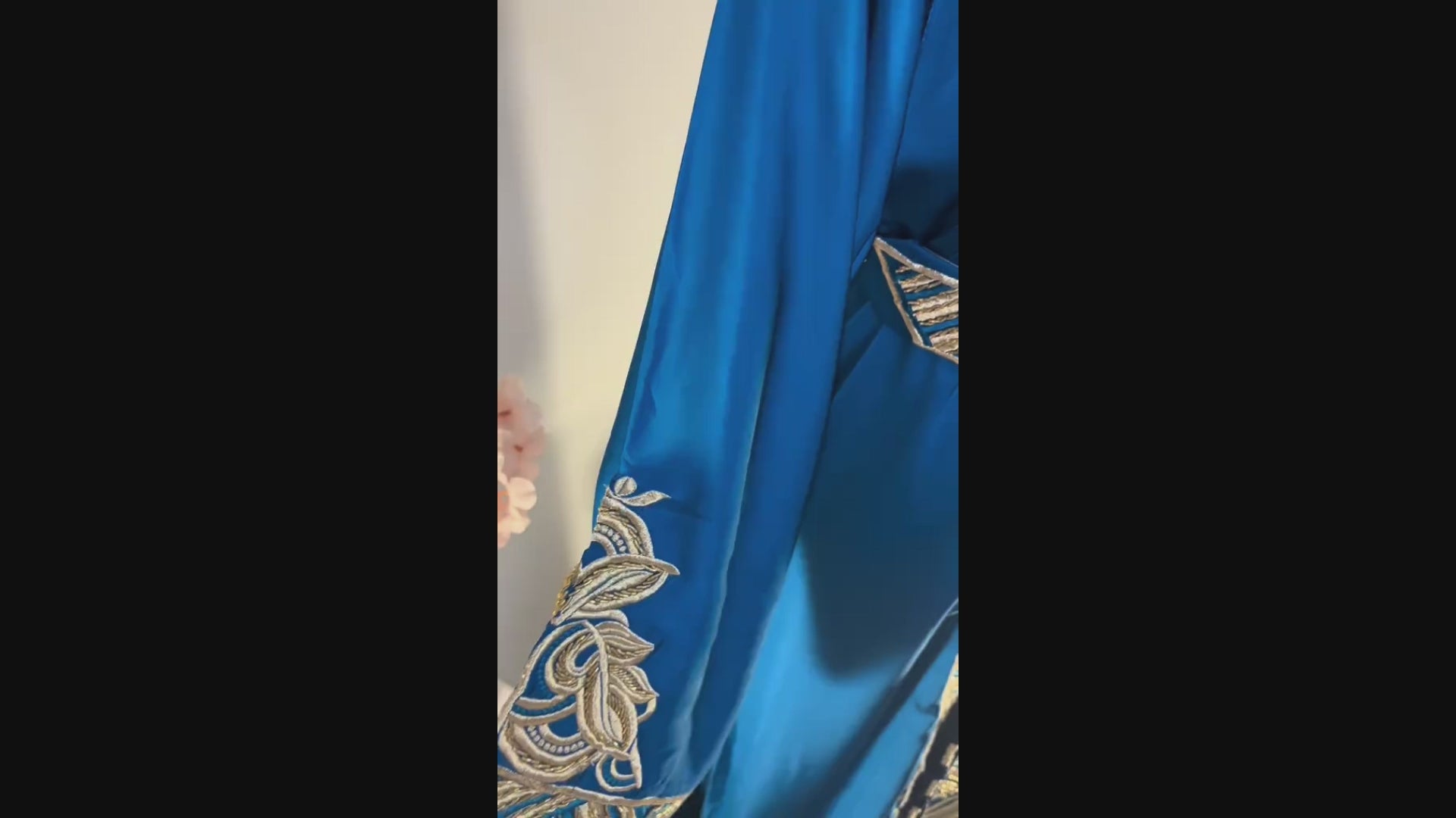 Caftan “Dalia” – Bleu paon & or, panneau brodé chevrons