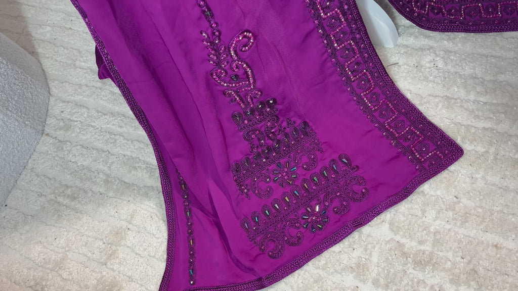 Caftan Royal Violet – Broderies Précieuses & Ceinture Drapée