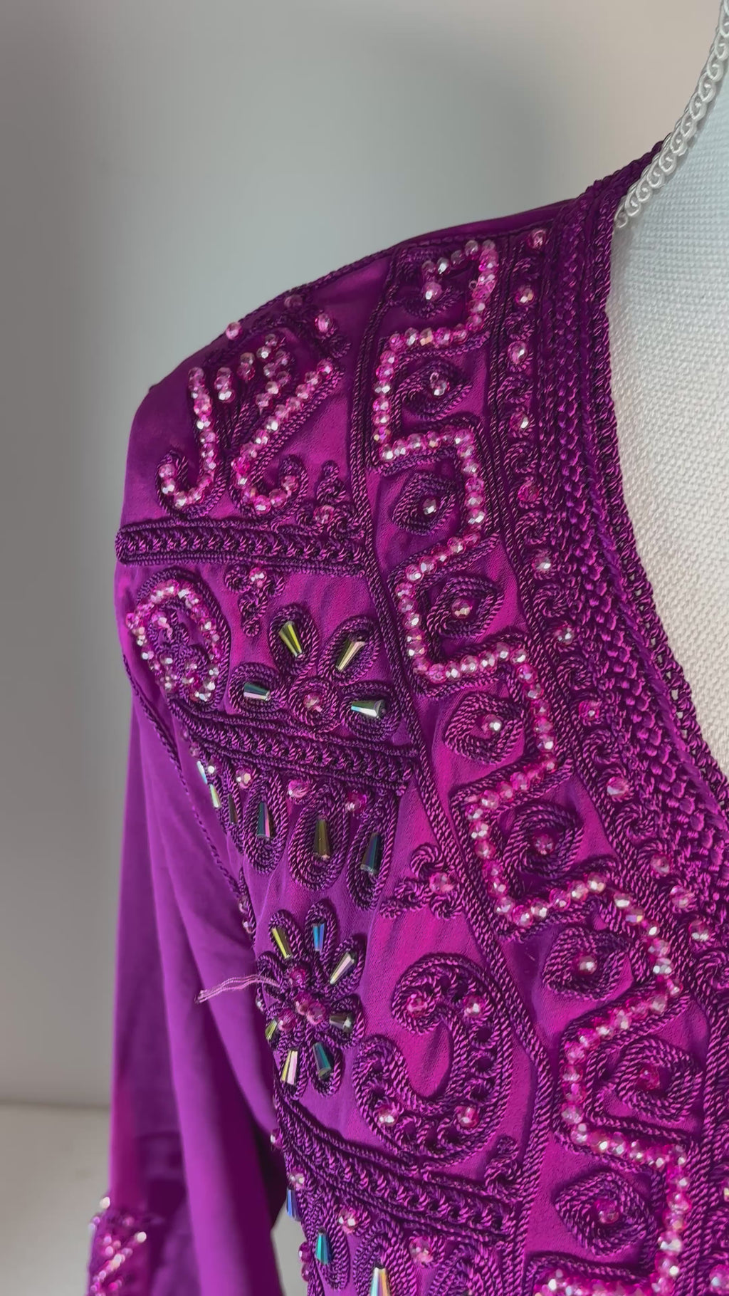 Caftan Royal Violet – Broderies Précieuses & Ceinture Drapée