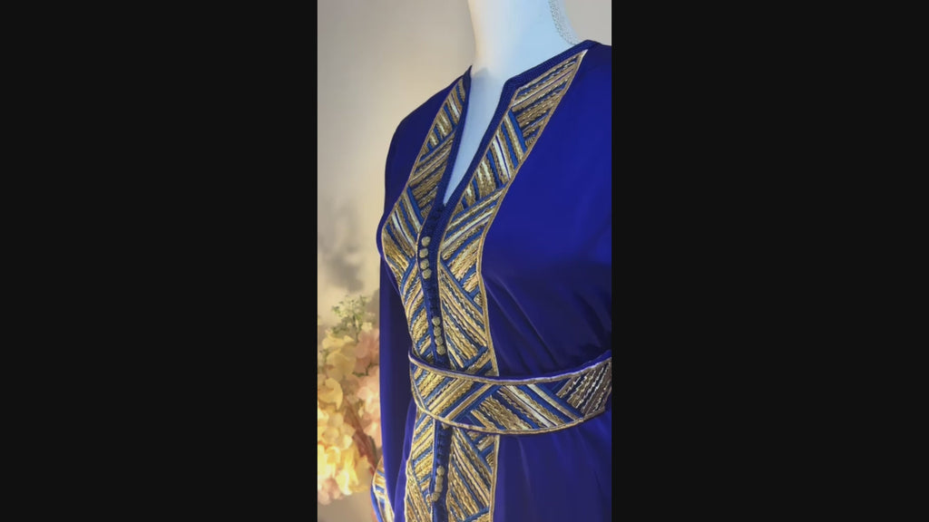 Caftan “Dalia” – Bleu roi & or, panneau brodé chevrons