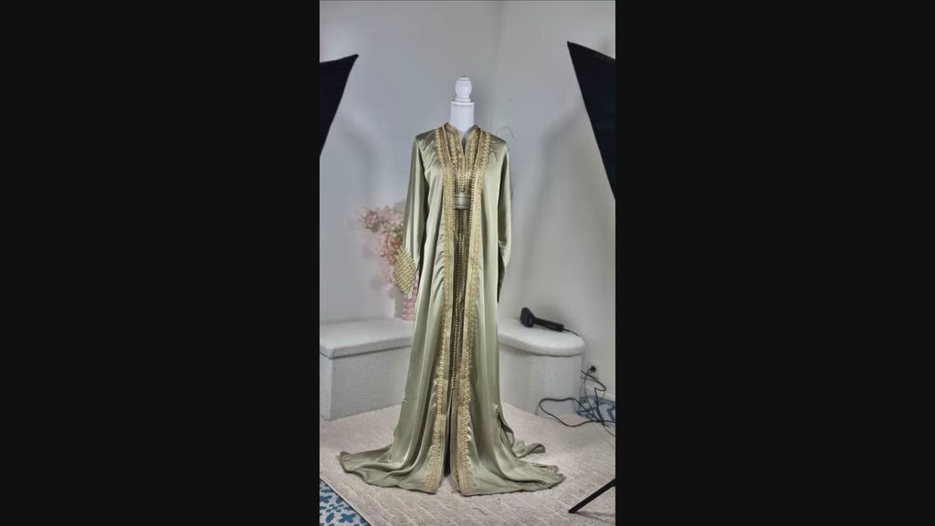 Kimono oriental satin vert sauge & broderies dorées – Ceinture assortie