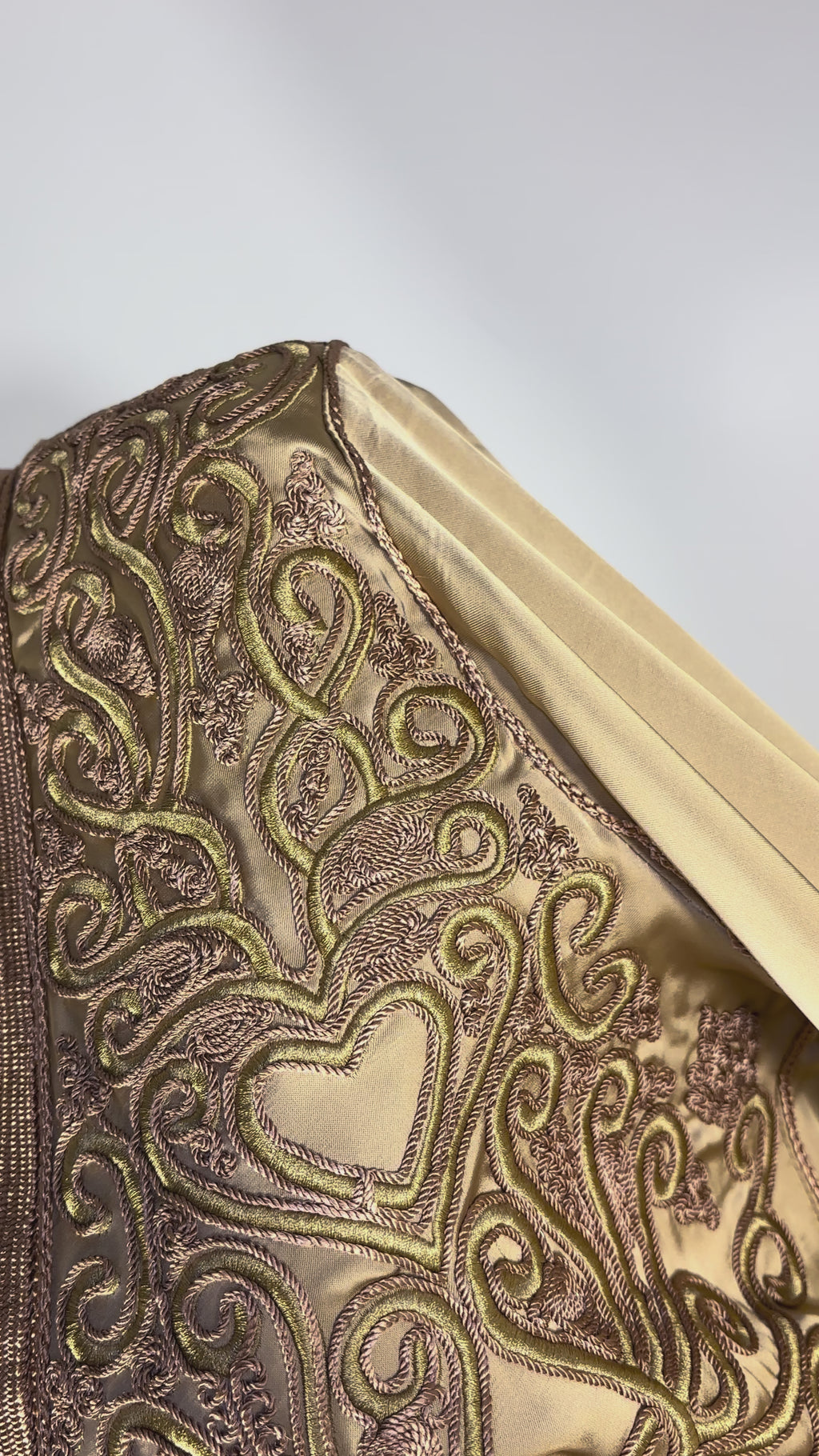 Takchita “Noura” – Or impérial, broderies ton sur ton