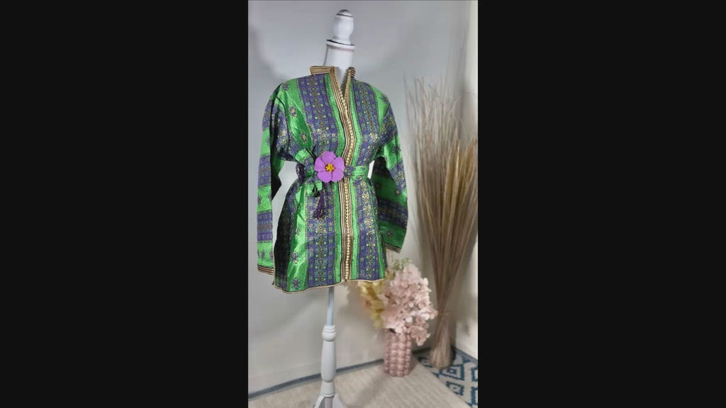 Tunique caftan “Nahla” – Brocart vert émeraude, motifs violet & or