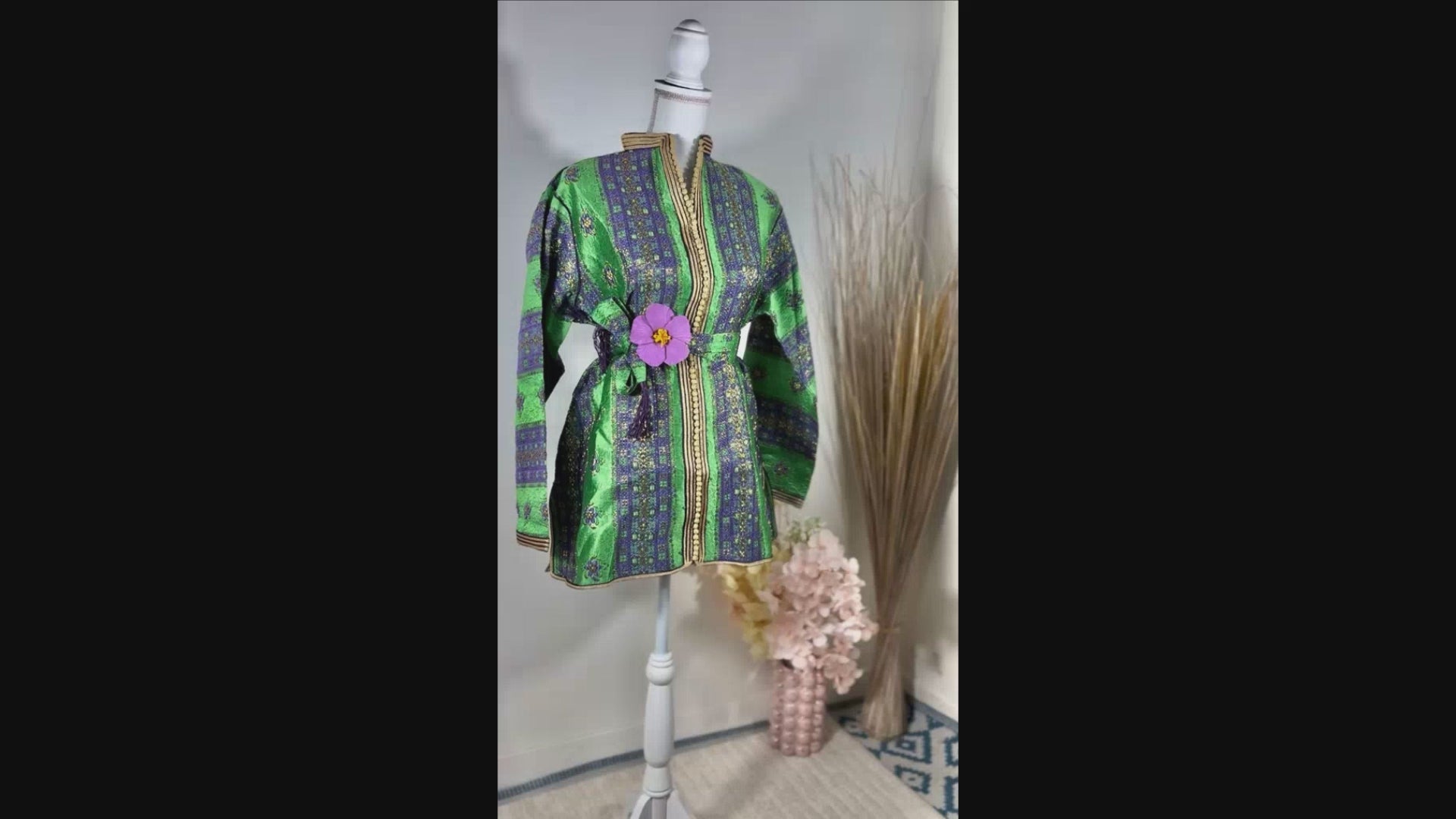 Tunique caftan “Nahla” – Brocart vert émeraude, motifs violet & or