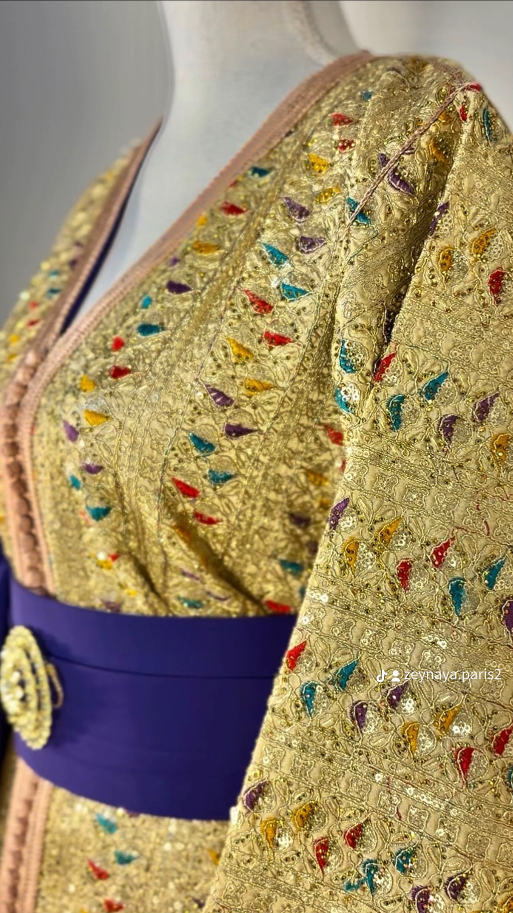 Caftan sari doré « Majesté Andalouse » — Ceinture bijou cobalt