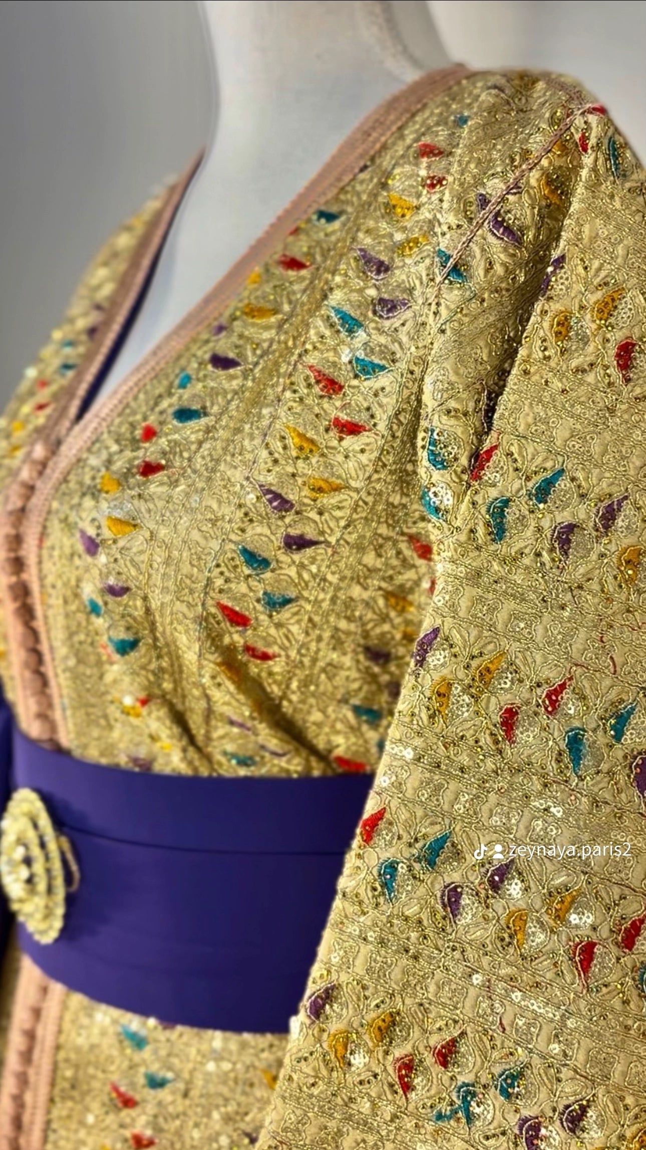 Caftan sari doré « Majesté Andalouse » — Ceinture bijou cobalt