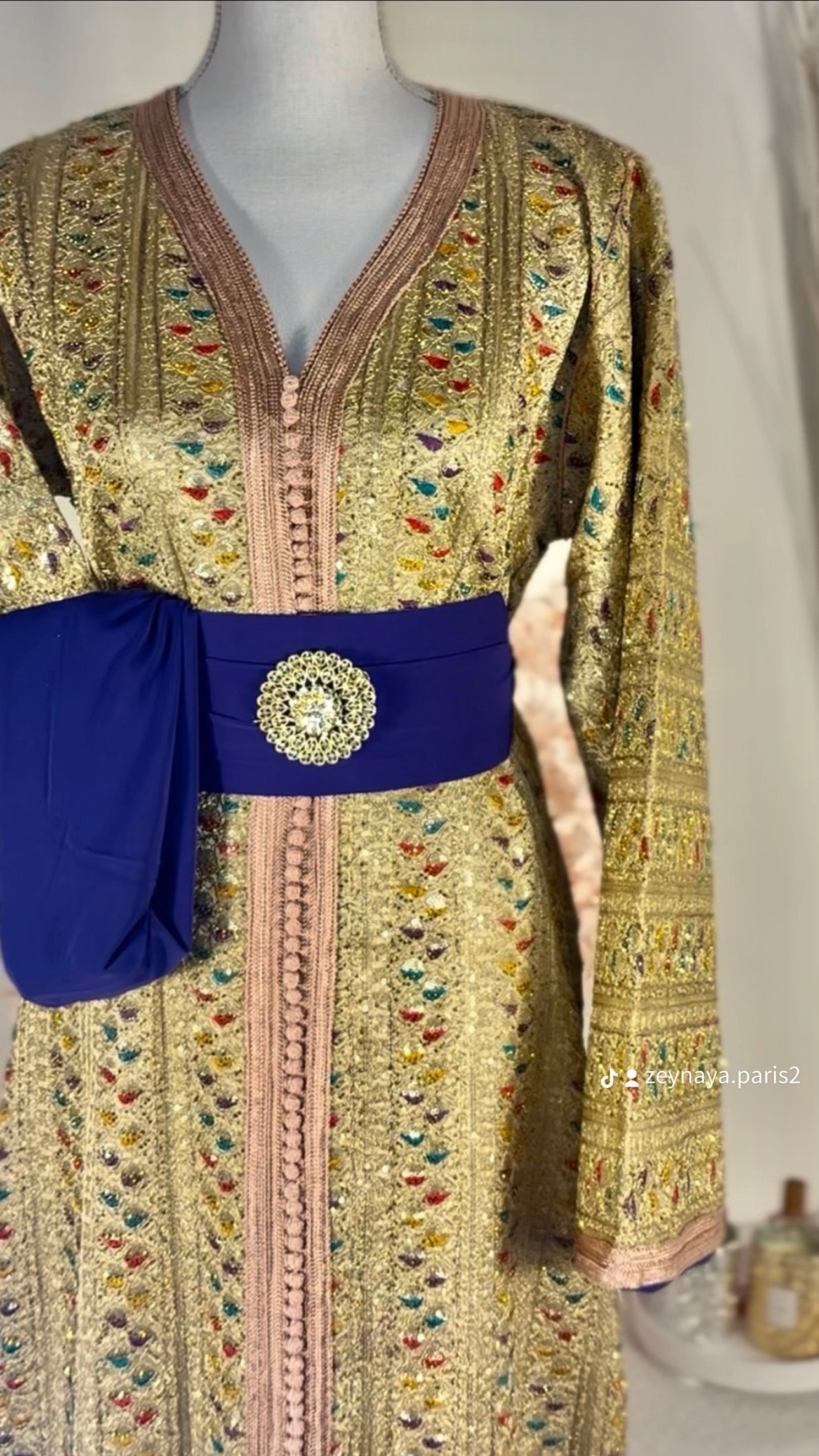 Caftan sari doré « Majesté Andalouse » — Ceinture bijou cobalt
