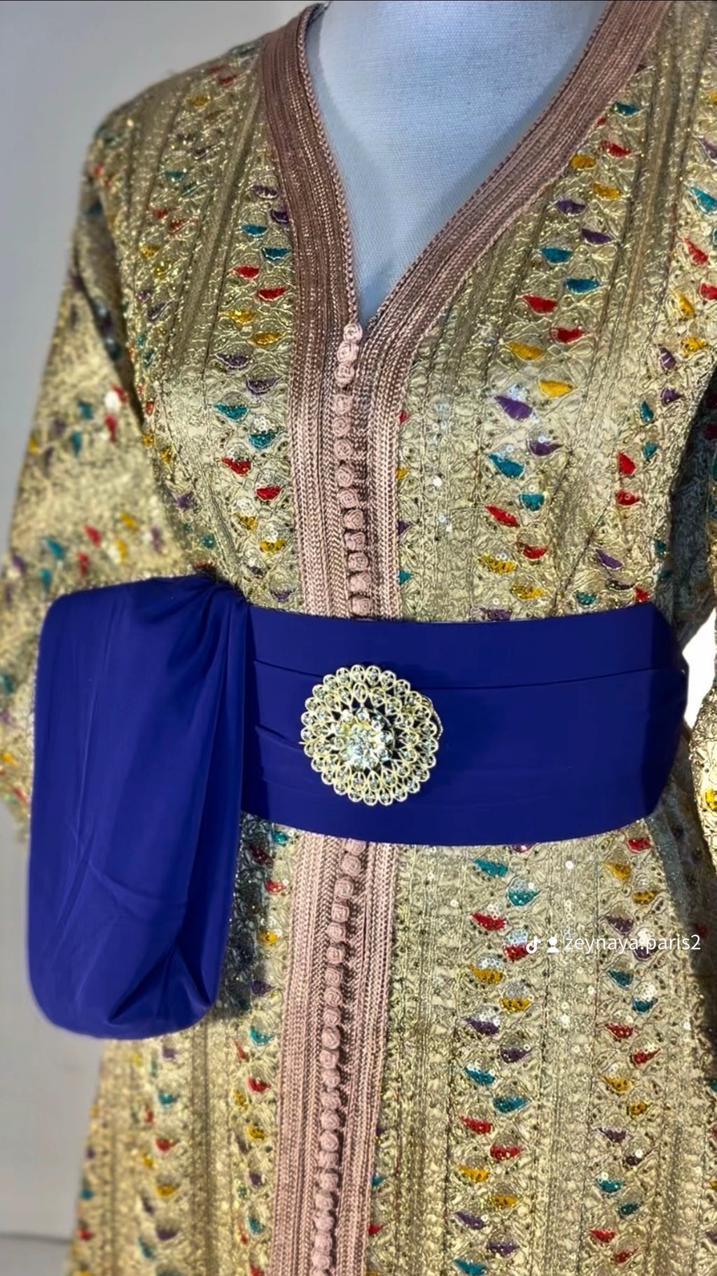 Caftan sari doré « Majesté Andalouse » — Ceinture bijou cobalt