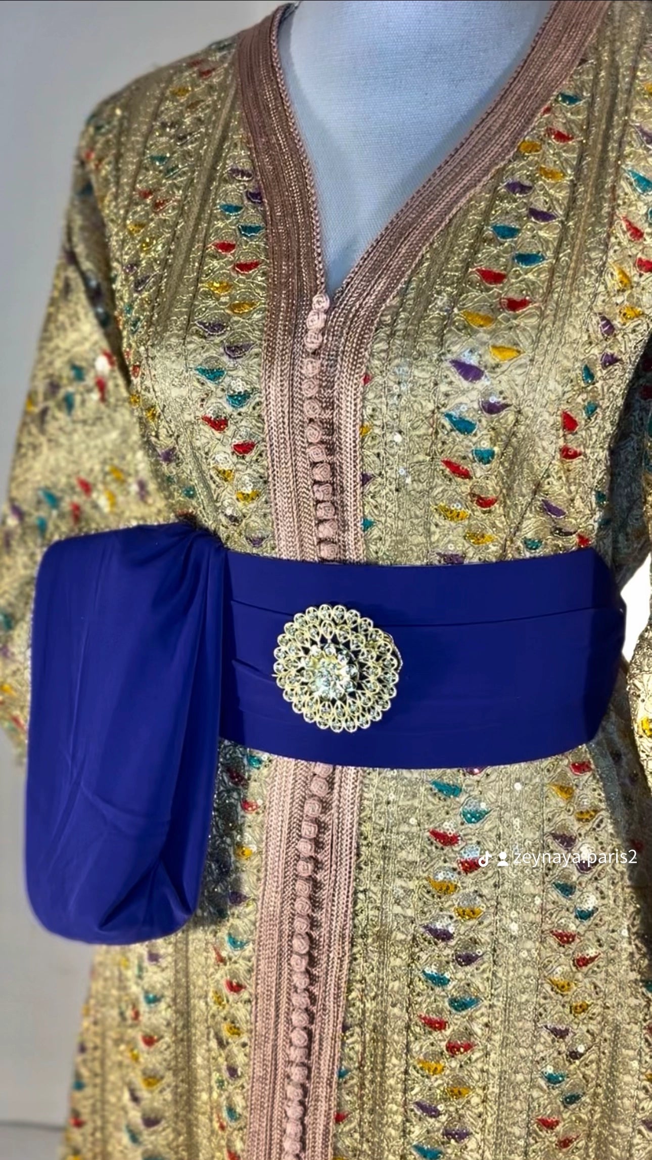 Caftan sari doré « Majesté Andalouse » — Ceinture bijou cobalt