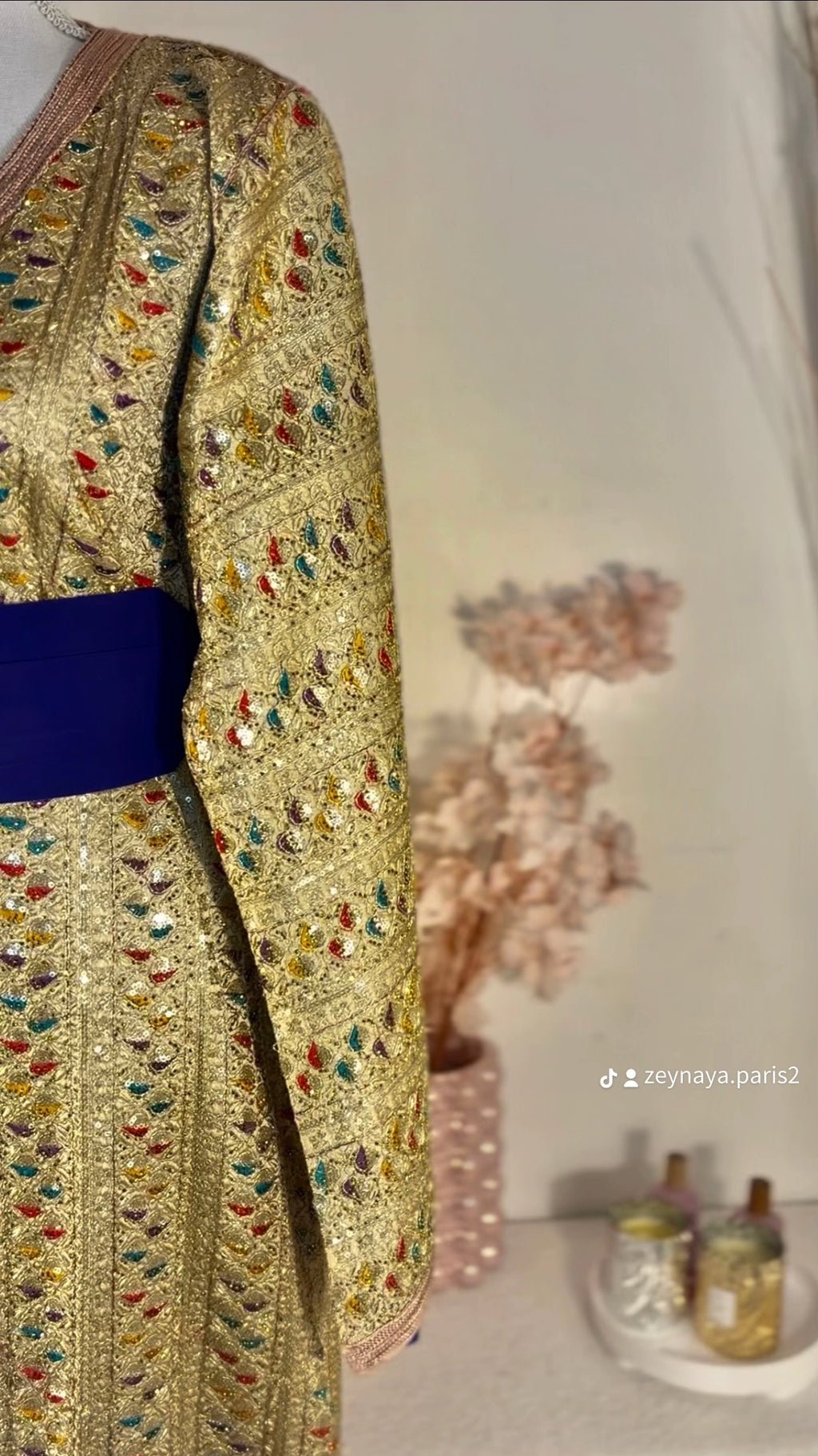 Caftan sari doré « Majesté Andalouse » — Ceinture bijou cobalt