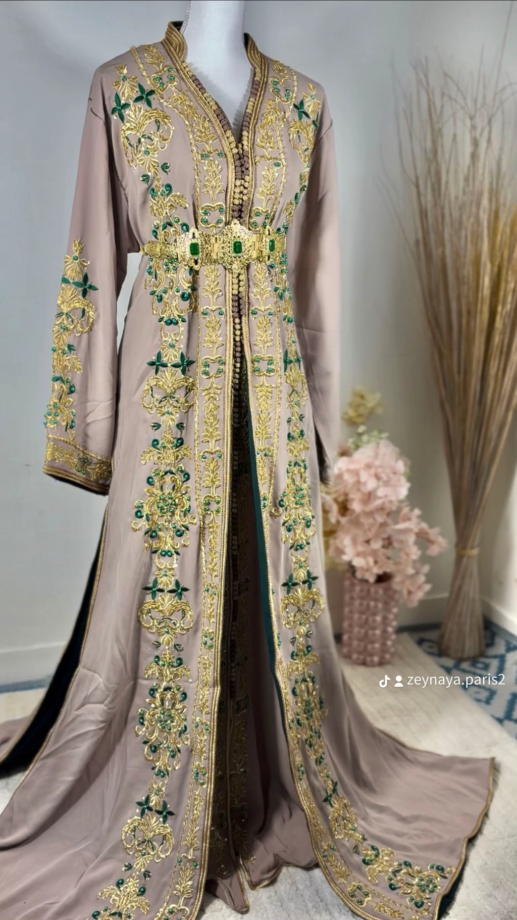 Caftan royal “Soraya” Taupe Émeraude — Broderies dorées & pierres