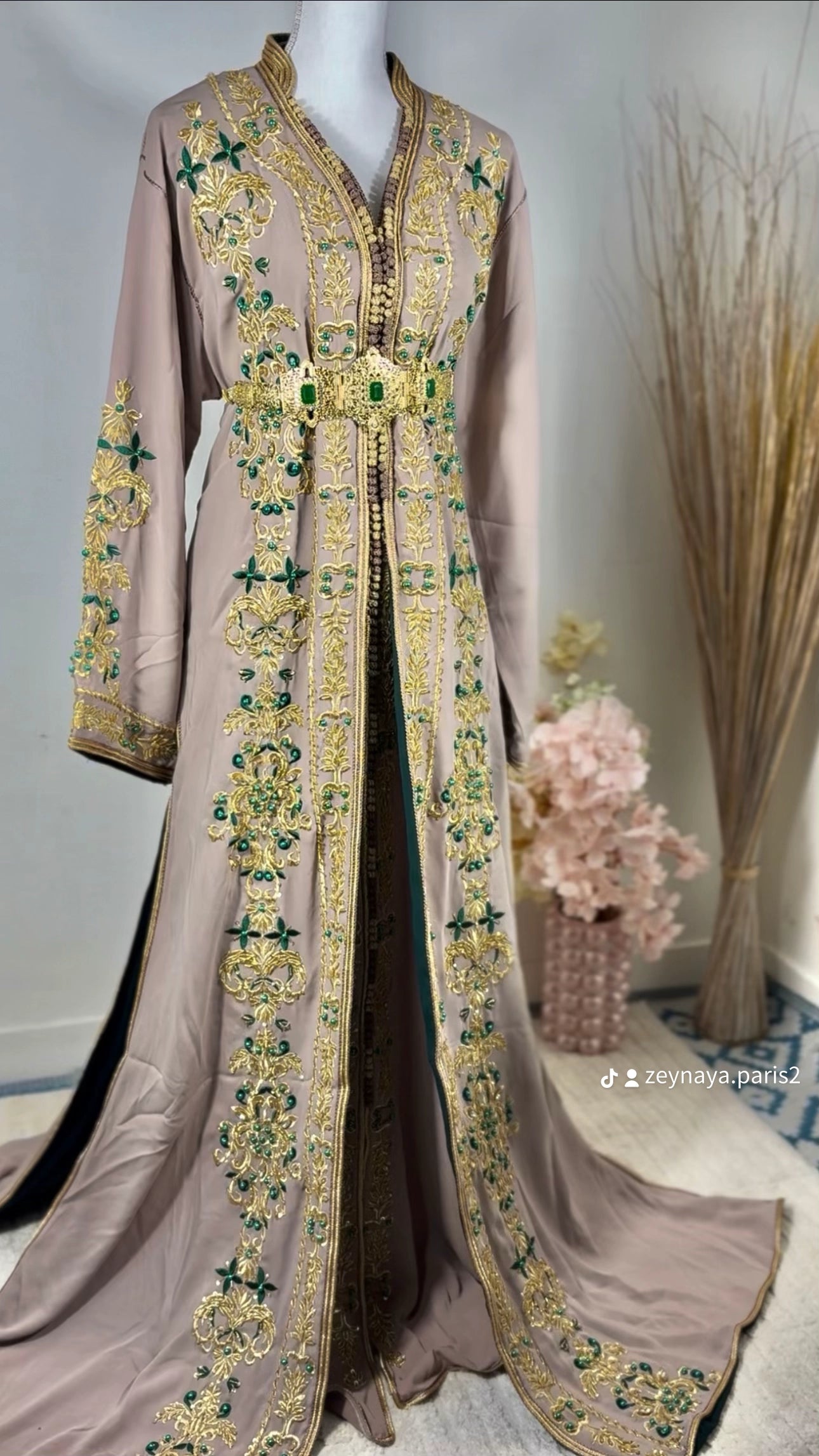Caftan royal “Soraya” Taupe Émeraude — Broderies dorées & pierres