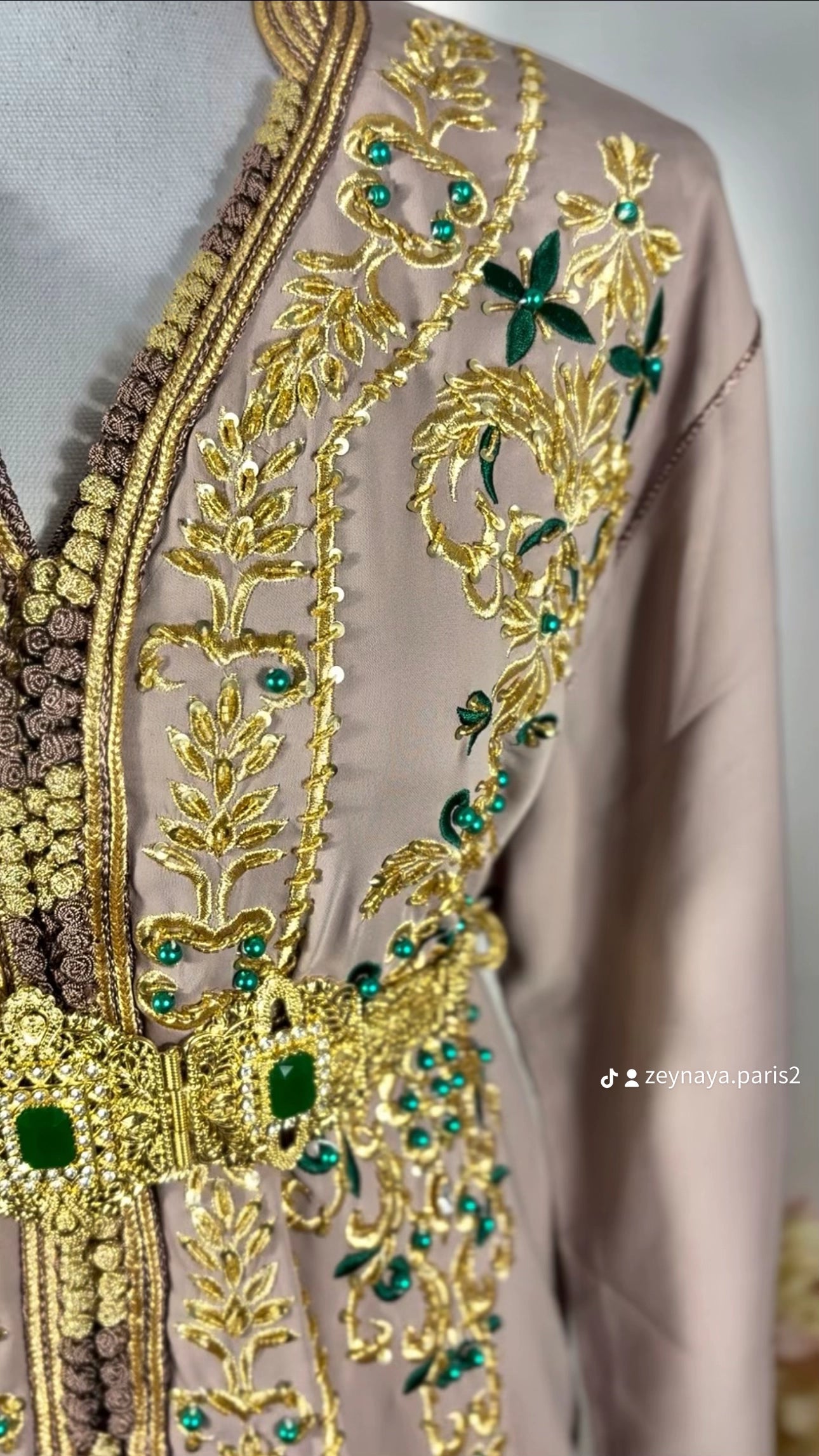 Caftan royal “Soraya” Taupe Émeraude — Broderies dorées & pierres