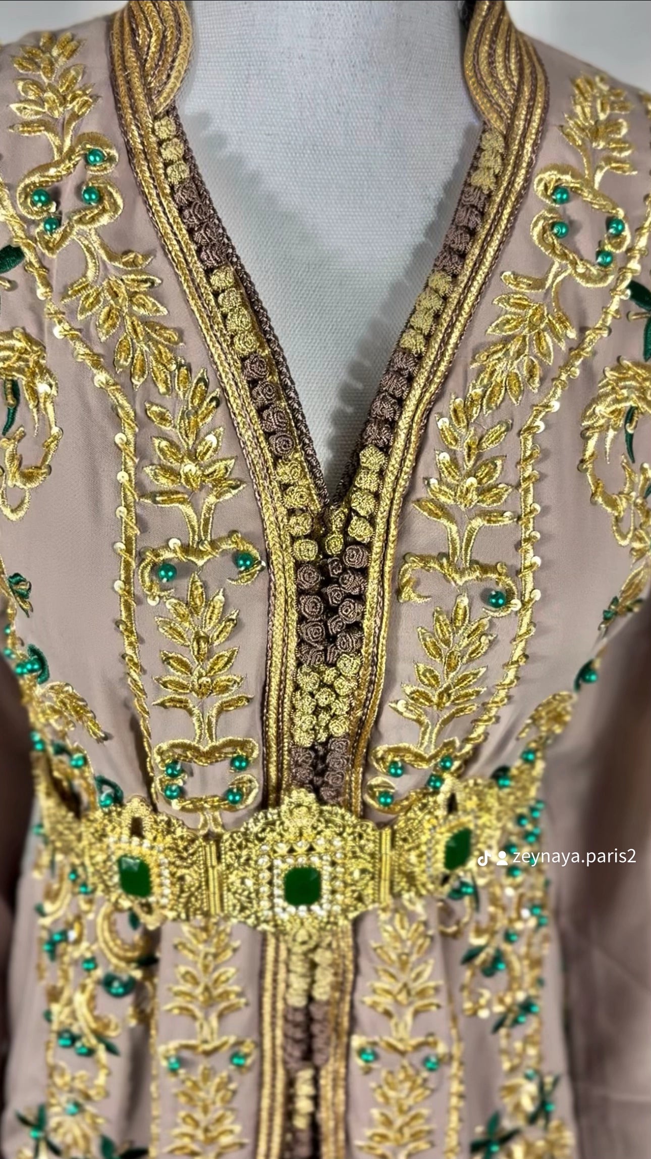 Caftan royal “Soraya” Taupe Émeraude — Broderies dorées & pierres