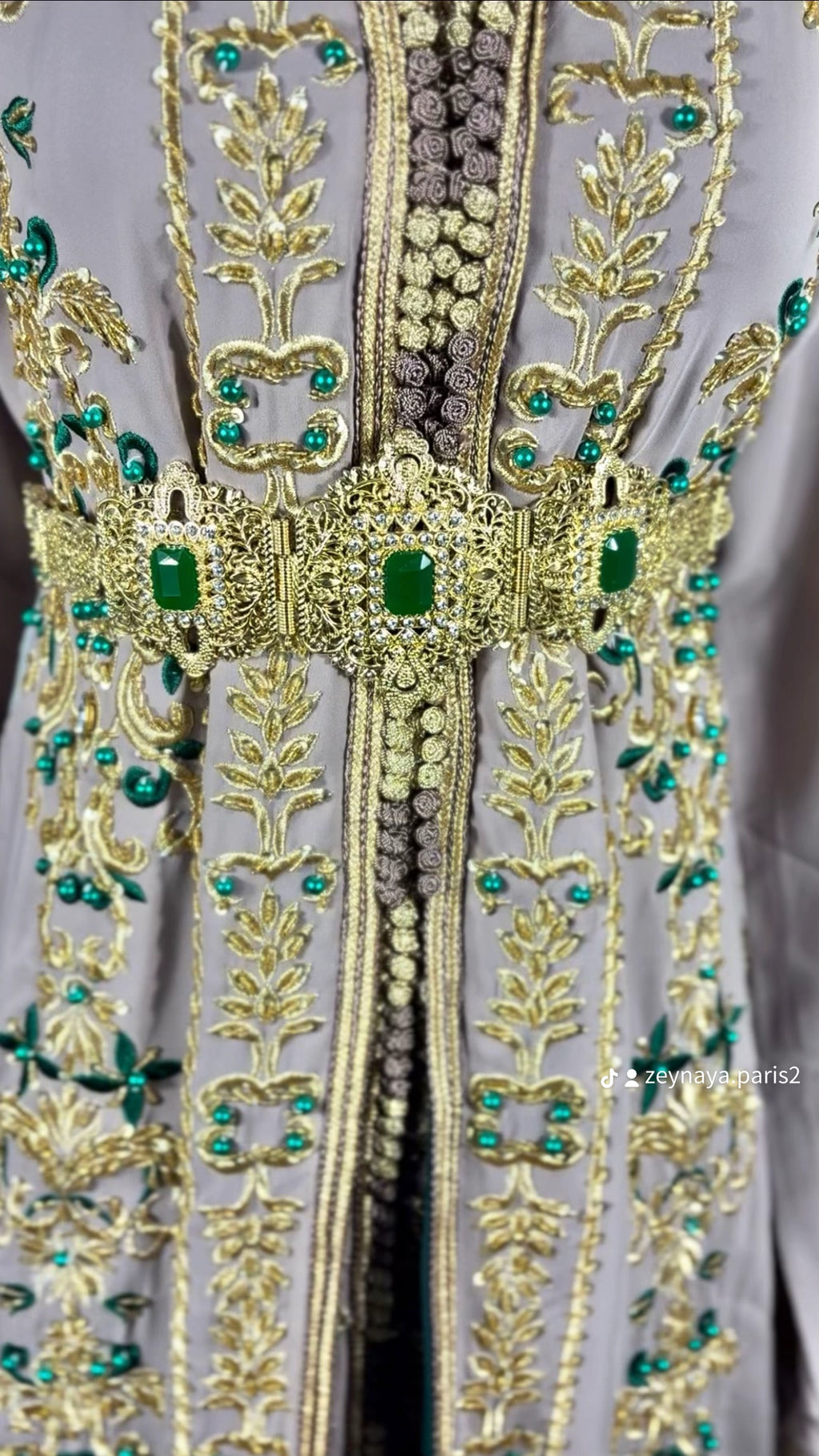 Caftan royal “Soraya” Taupe Émeraude — Broderies dorées & pierres