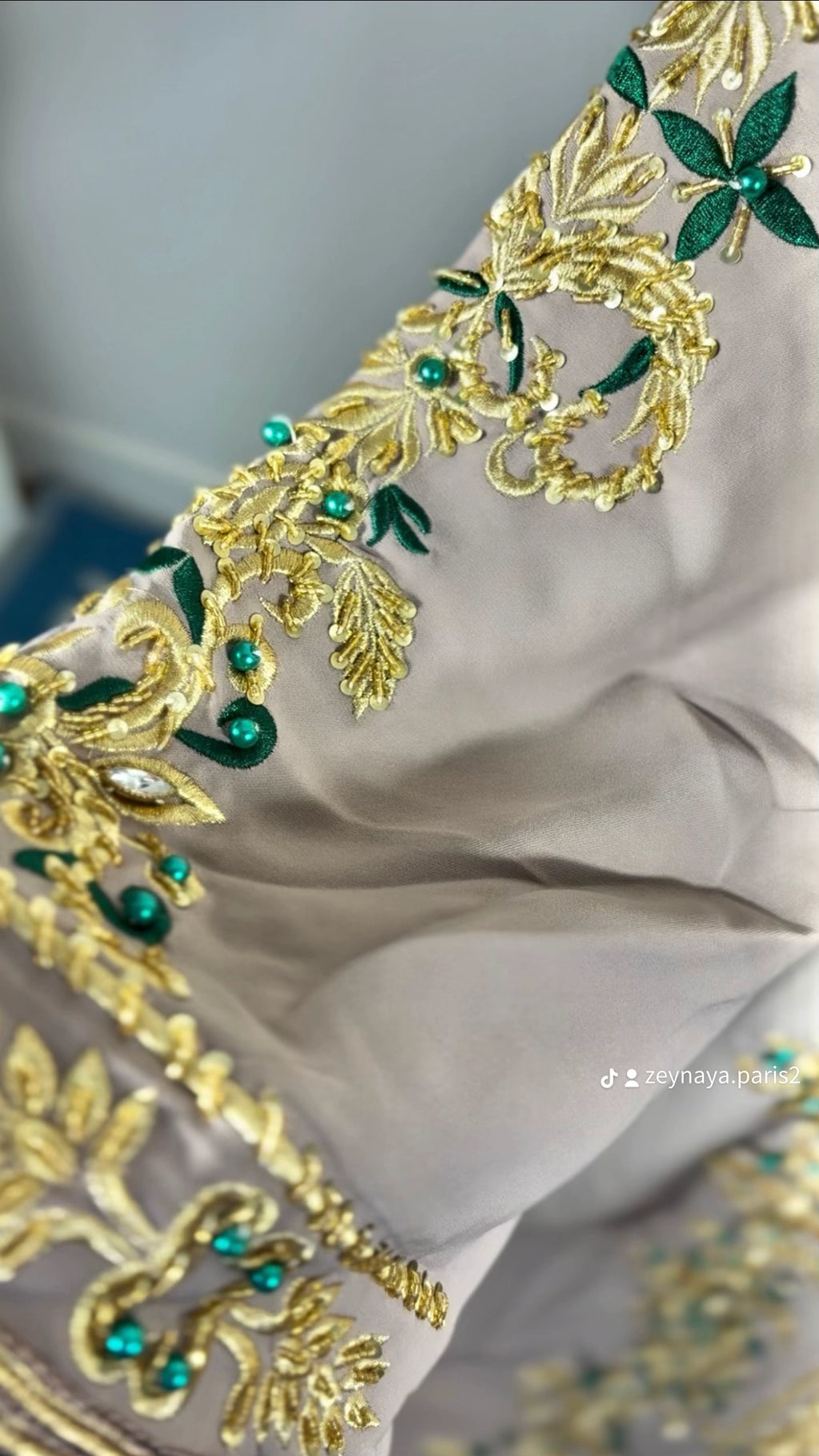 Caftan royal “Soraya” Taupe Émeraude — Broderies dorées & pierres