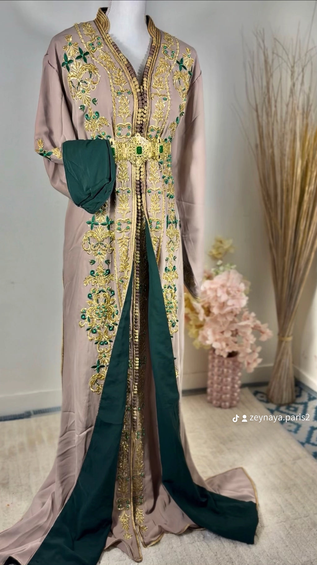 Caftan royal “Soraya” Taupe Émeraude — Broderies dorées & pierres